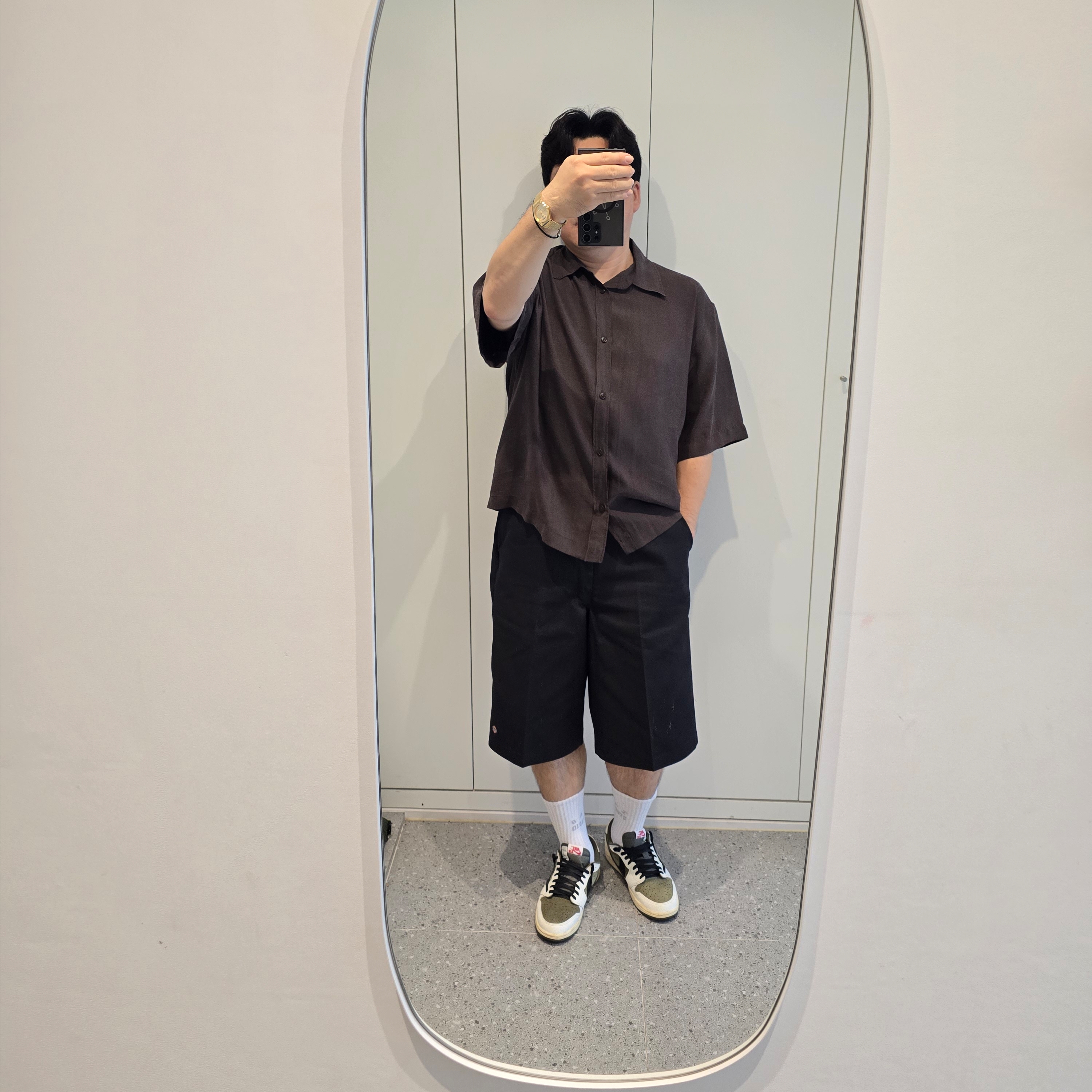 Casio MTP-B146G-9AV, Dickies Loose Fit 13 Inch Flat Front Work Shorts Black 착용 스타일 - 2