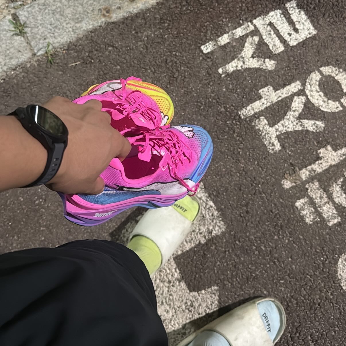 Puma Deviate Nitro Elite 4 ST Poison Pink Yellow Alert, [10% 적립] Garmin Forerunner 165 GPS Black Slate 착용 스타일 - 1