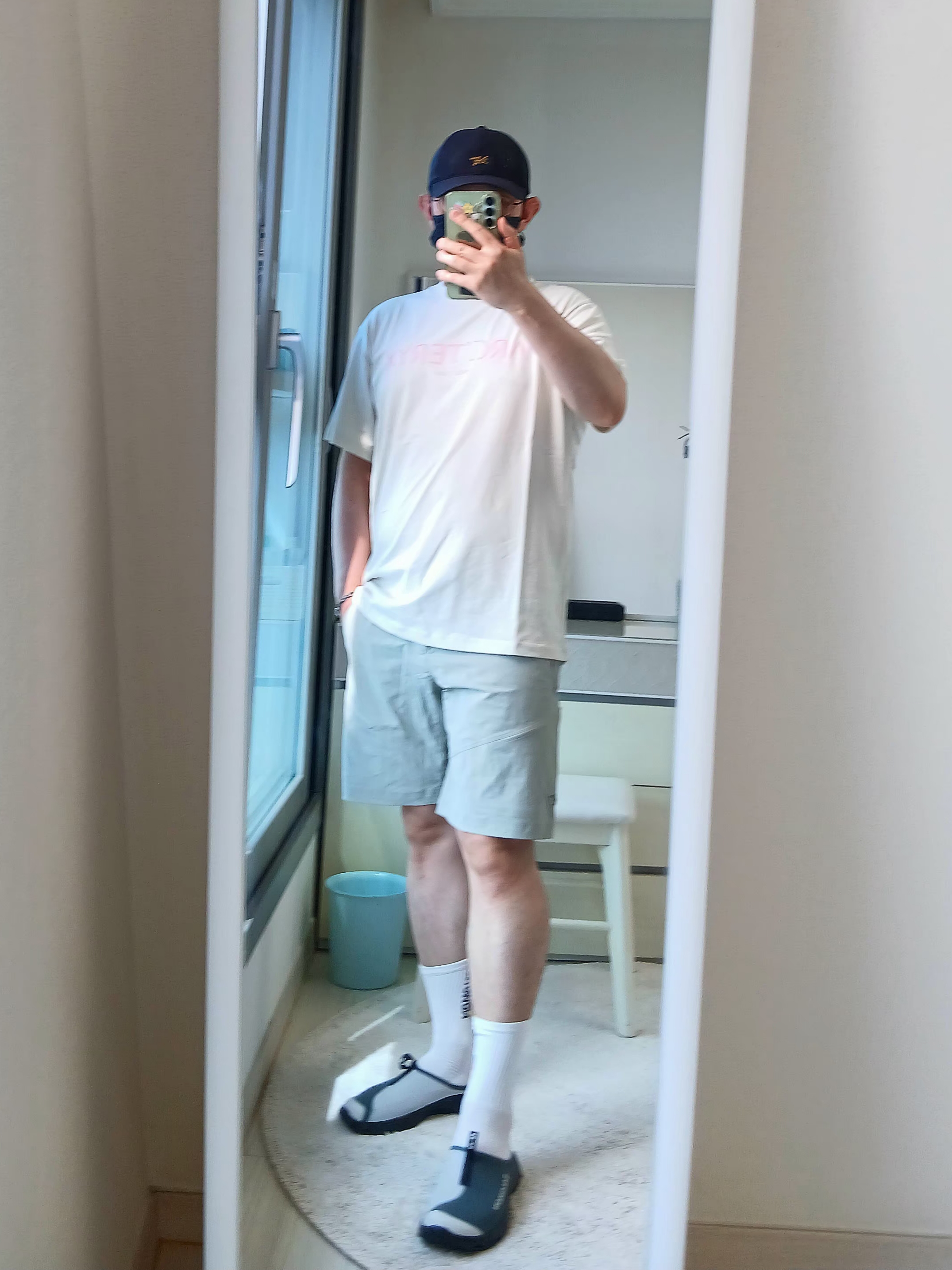 Arc'teryx Gamma Quick Dry Shorts 9 Inch Habitat, Salomon RX Slide 3.0 Urban Chic Lunar Rock 착용 스타일 - 4