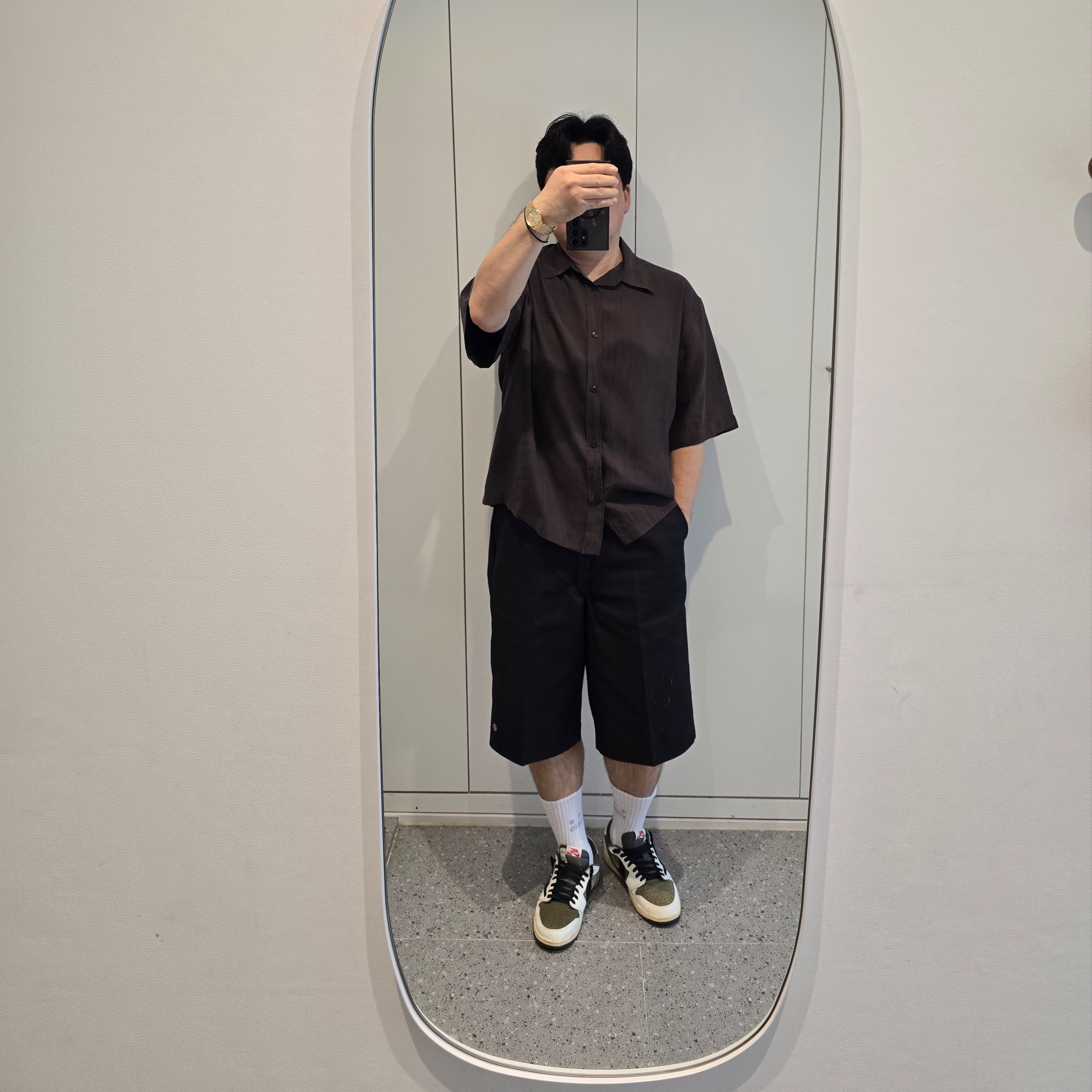 Casio MTP-B146G-9AV, Dickies Loose Fit 13 Inch Flat Front Work Shorts Black 착용 스타일 - 3