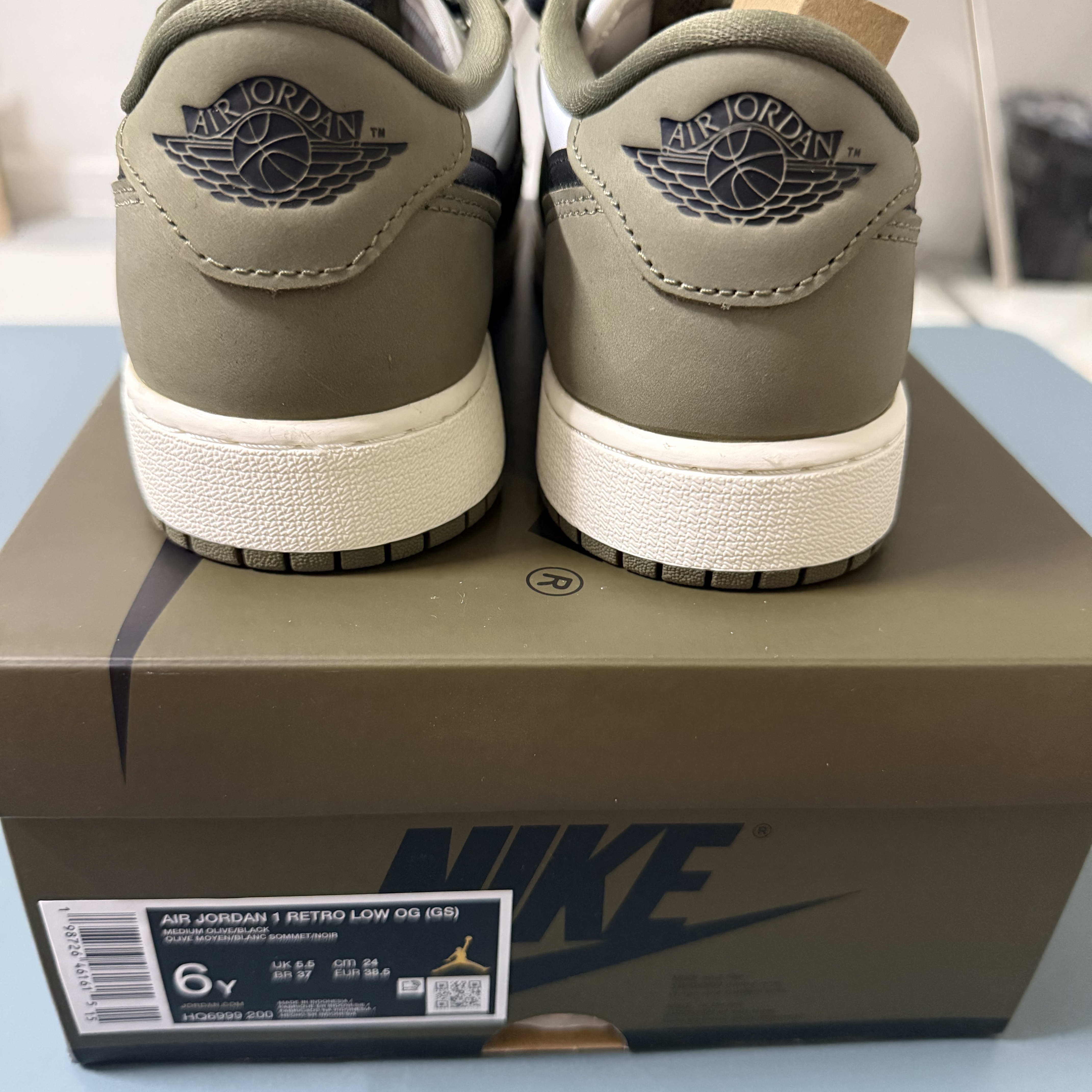 (GS) Jordan 1 Retro Low OG Medium Olive and Summit White 착용 스타일 - 4