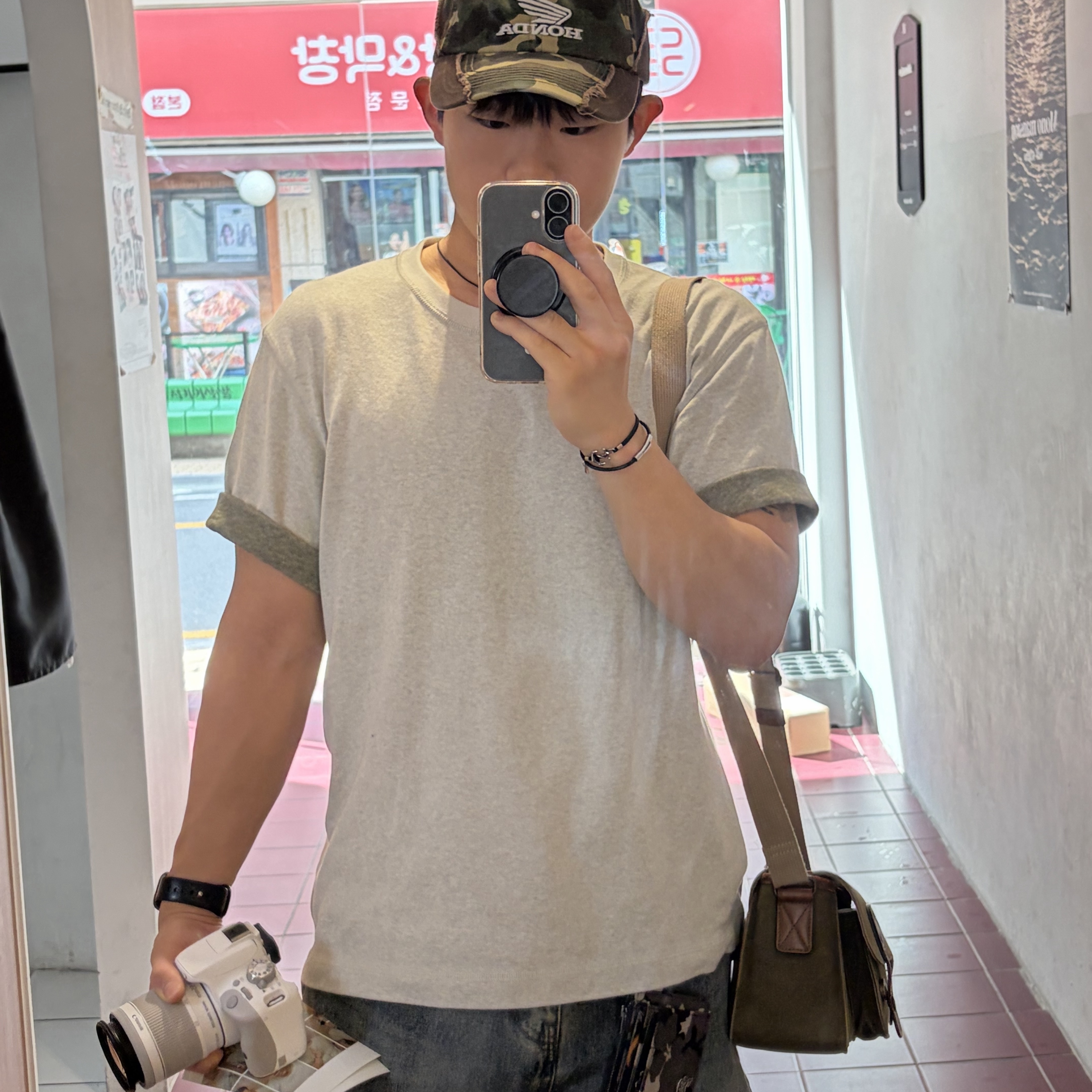 Uniqlo x JW Anderson Bi-Color T-Shirt Natural, Honda Vintage CutOff Cap Camo 착용 스타일