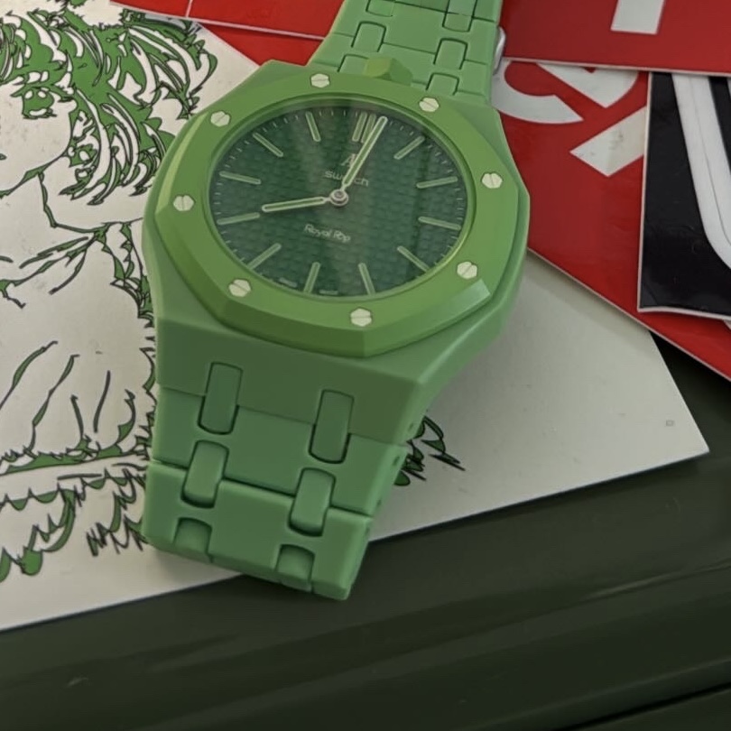 Swatch x Audemars Piguet Bioceramic Royal Pop Green Eight 착용 스타일