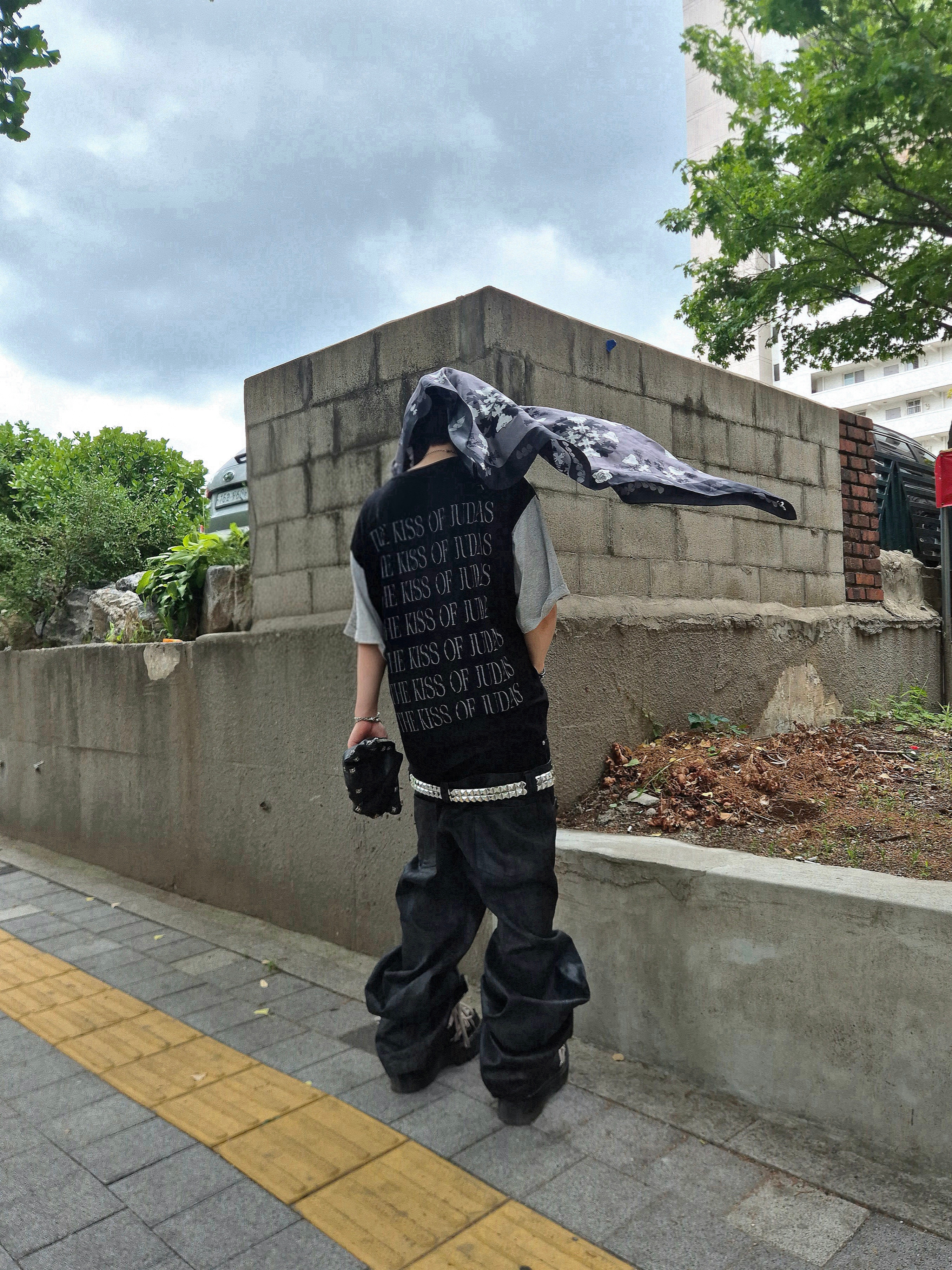 Awende Requiem Silk Scarf Gray, Dr. Martens x Rick Owens 1460 Quad Sole Mega Lace Boots Black 착용 스타일 - 4