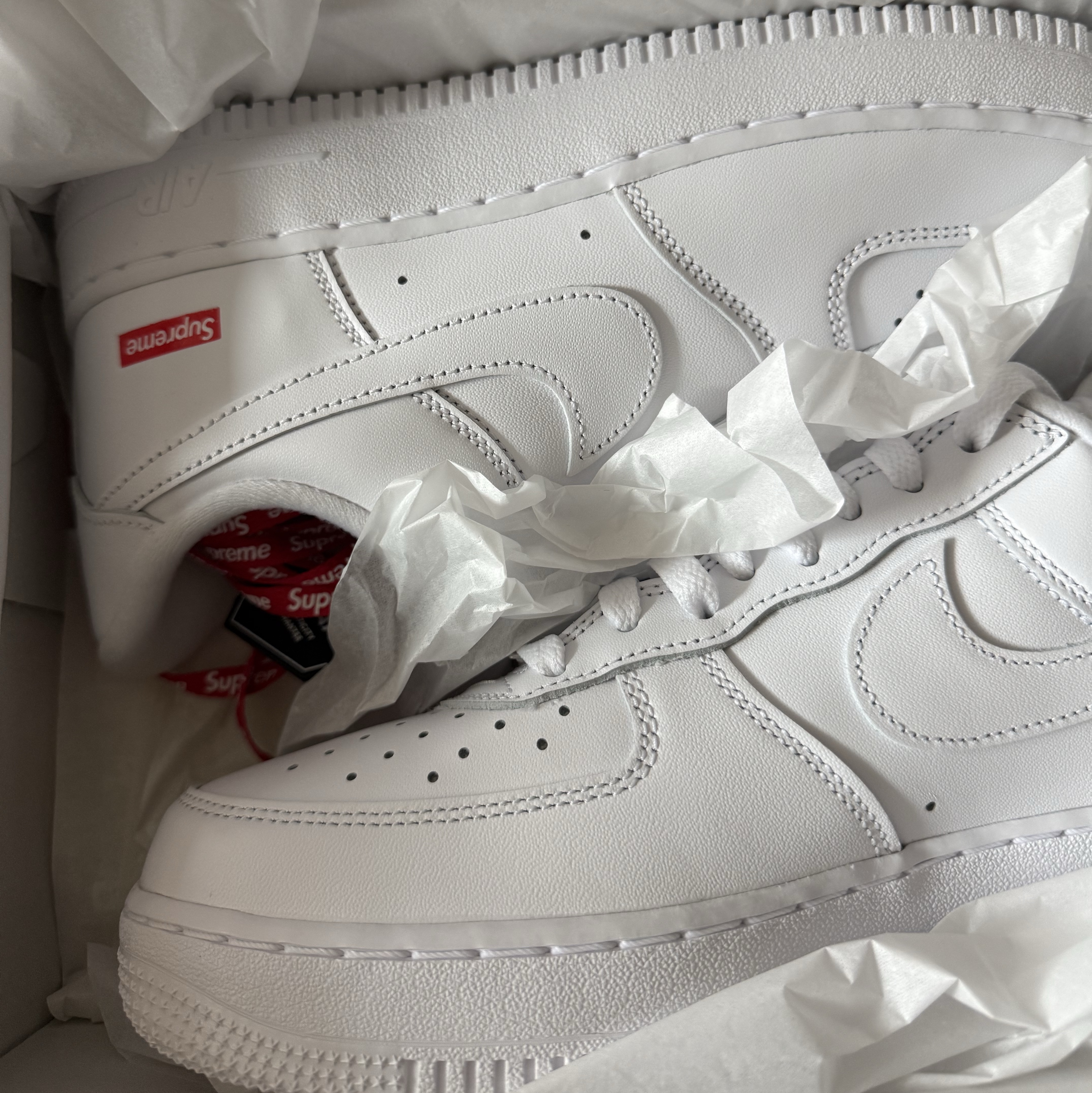 Nike x Supreme Air Force 1 Low White 착용 스타일