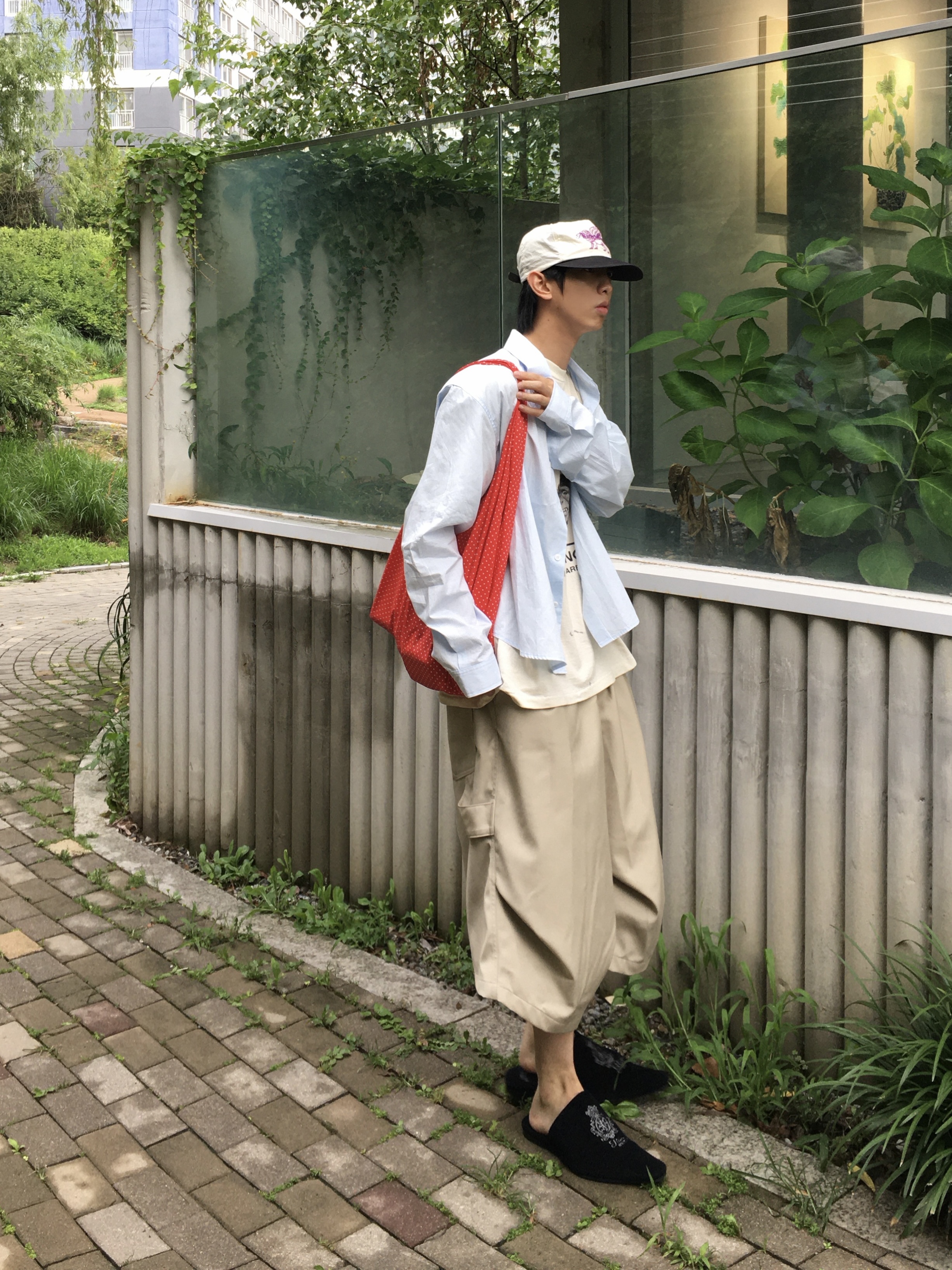 STU Monkey T-Shirt In Ivory, STU Stripe Crop Shirt In Sky Blue 착용 스타일 - 3