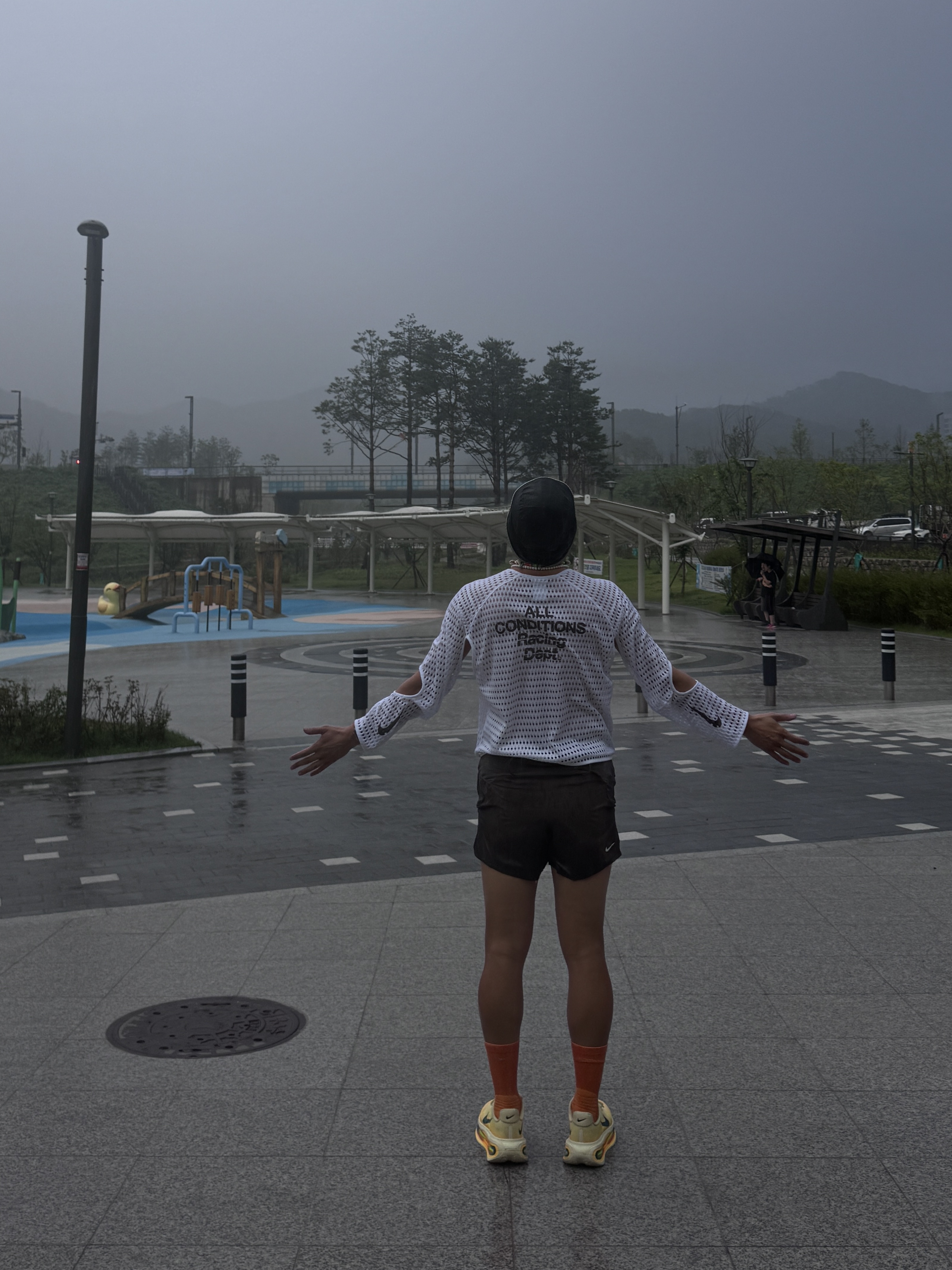 Nike ACG Radical Airflow NXT White Anthracite - Asia, Nike ACG Second Sunrise Dri-Fit ADV 5 Inch Brief Lined Shorts Black Anthracite - Asia 착용 스타일 - 1