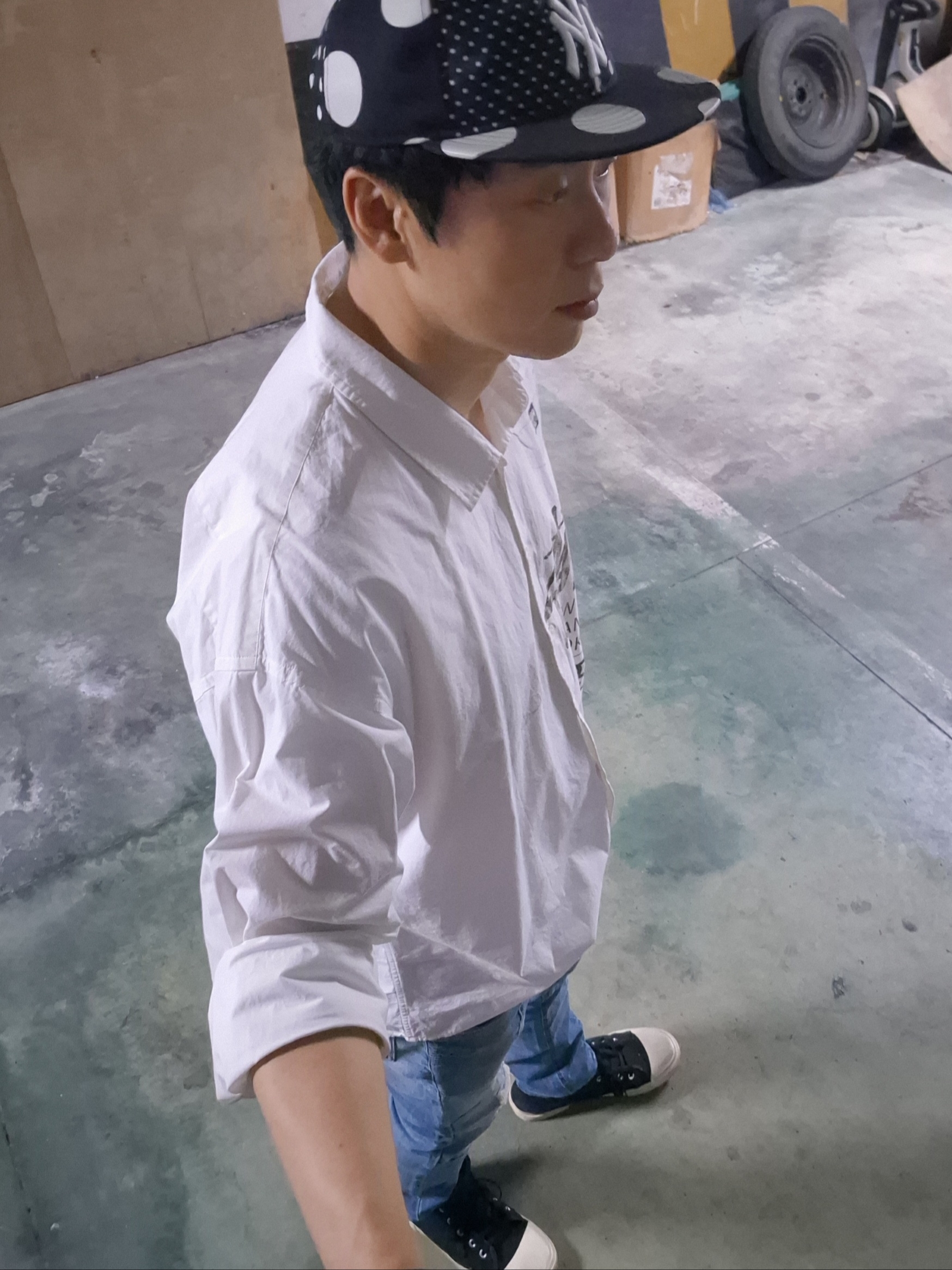 Stussy World Tour Shirt White, Balenciaga Paris High Top Sneakers Black 착용 스타일 - 2