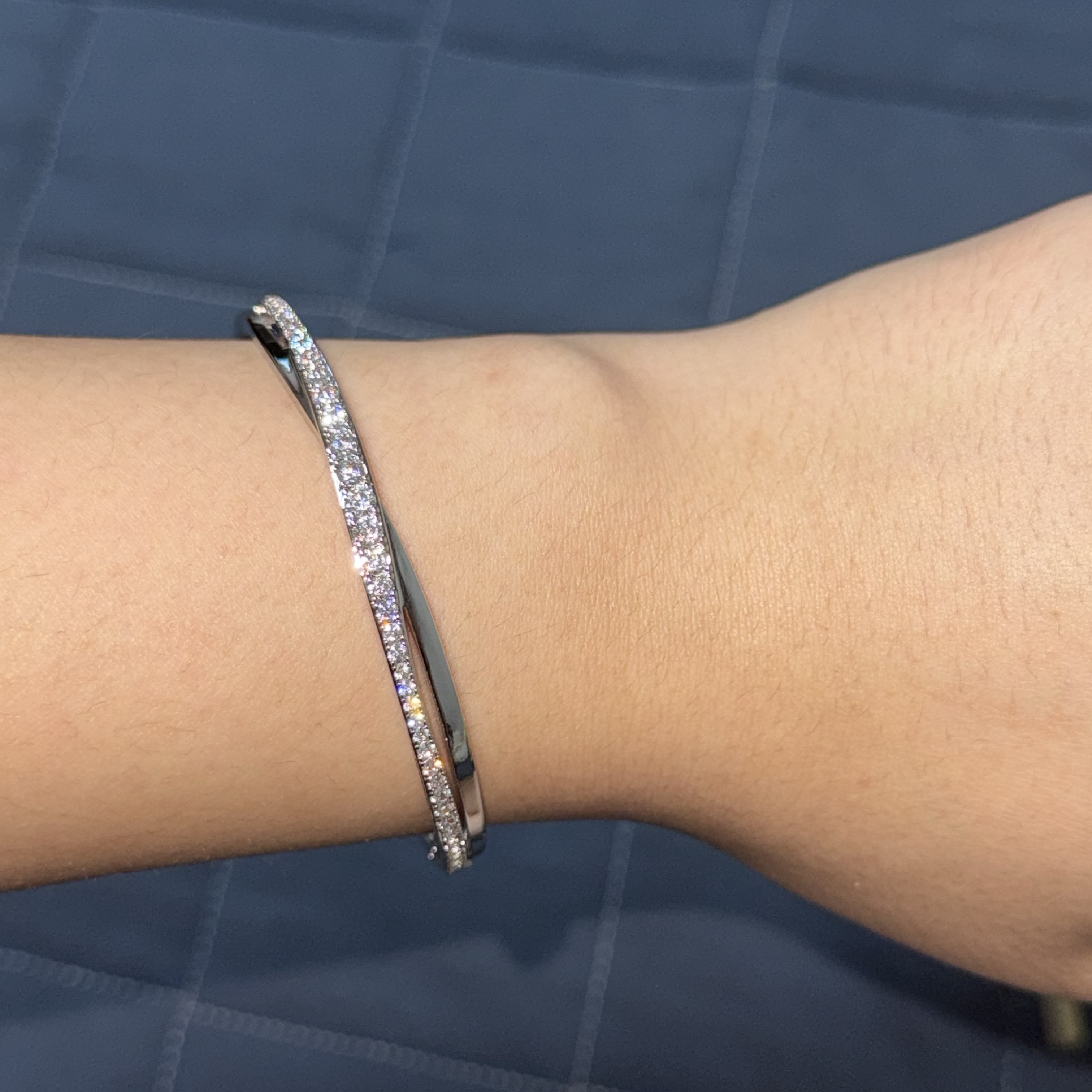 (W) Swarovski Hyperbola Bangle White Rhodium Plated 착용 스타일 - 2