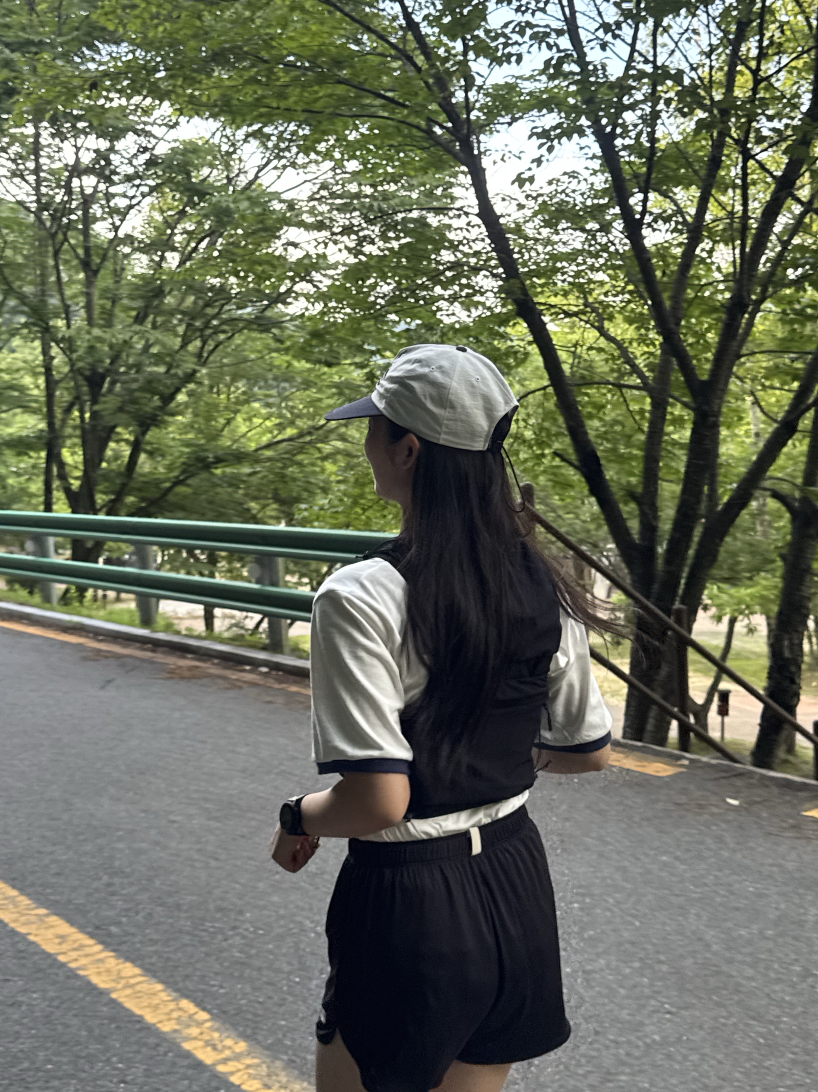 [KREAM 단독] runwhither Trail Running Vest Black, [KREAM 단독] runwhither LSD Black 착용 스타일 - 4