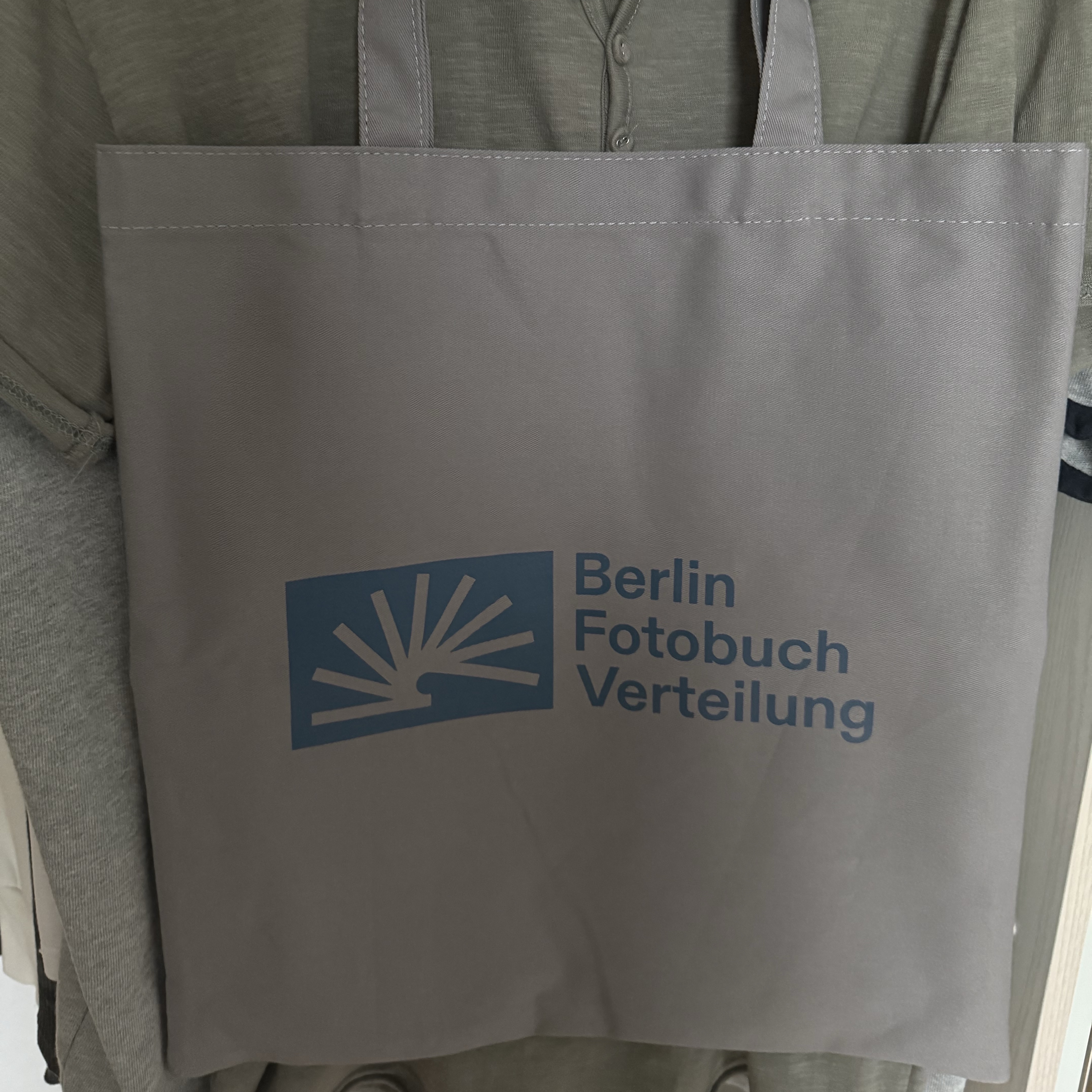 Berlin Photobook Distribution 002 Bag Grey 착용 스타일
