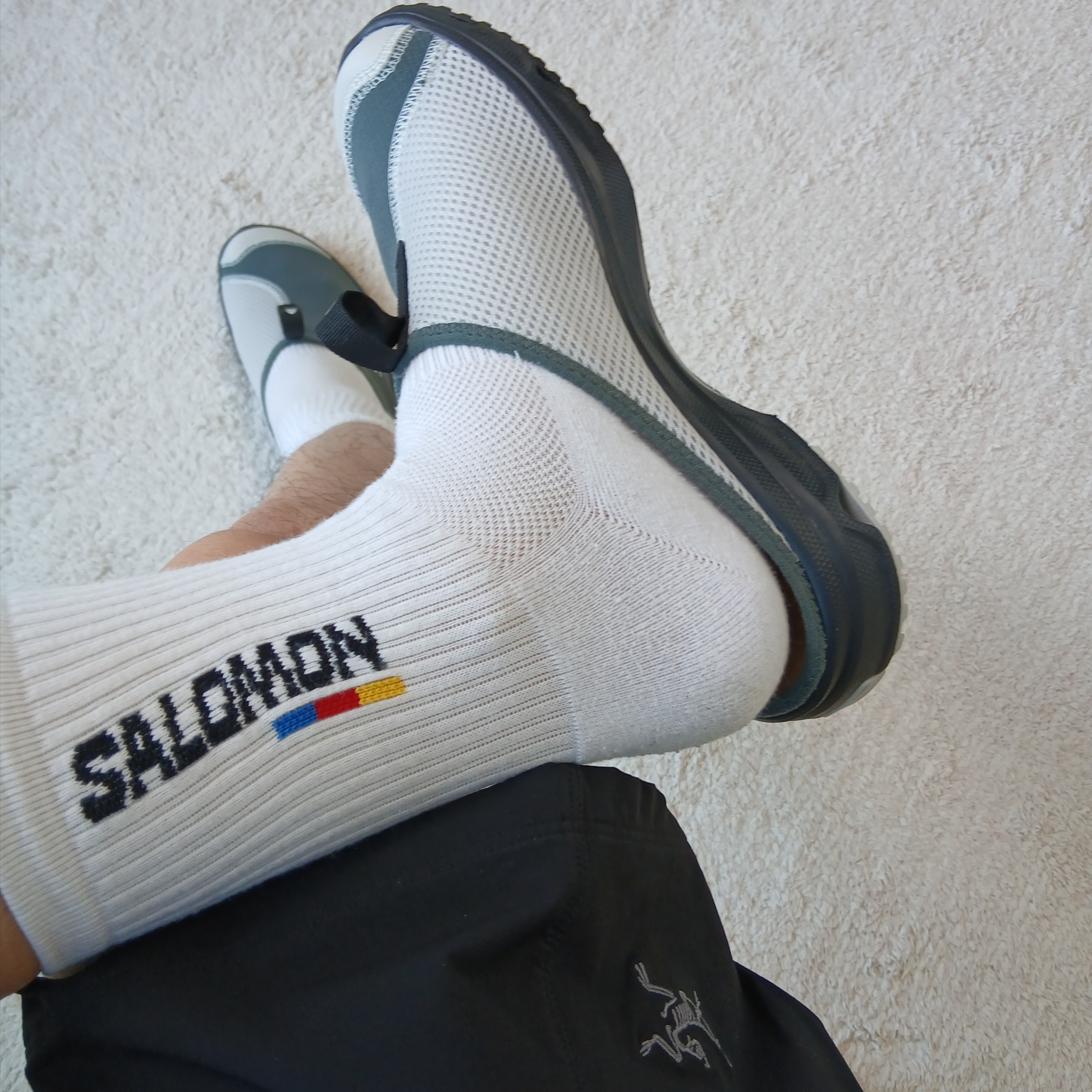 Salomon RX Slide 3.0 Urban Chic Lunar Rock, Salomon Everyday Crew Socks White (3 Pack) 착용 스타일 - 3