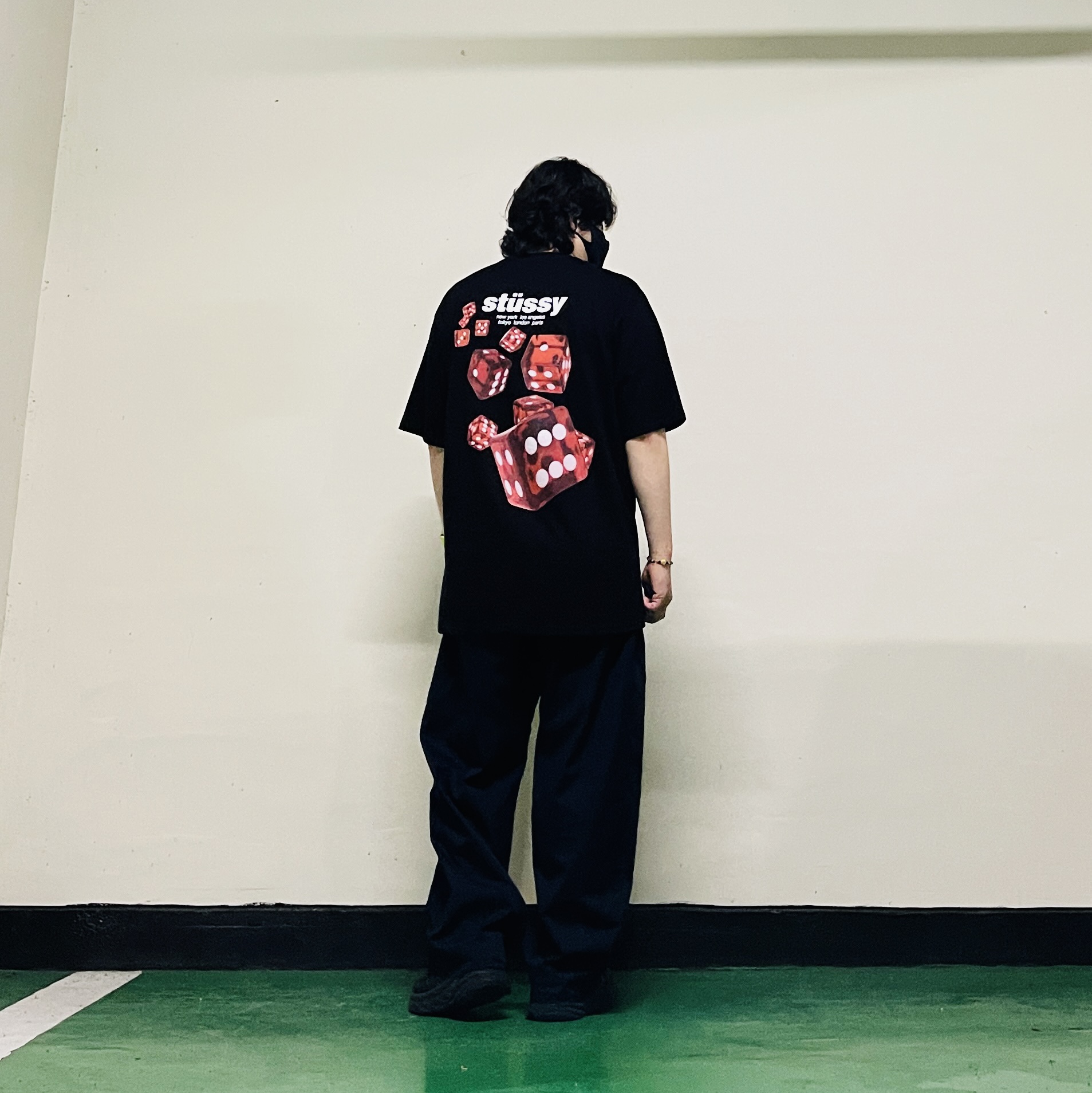 Stussy Rollers T-Shirt Black, Hoka Bondi 7 Black 착용 스타일 - 2