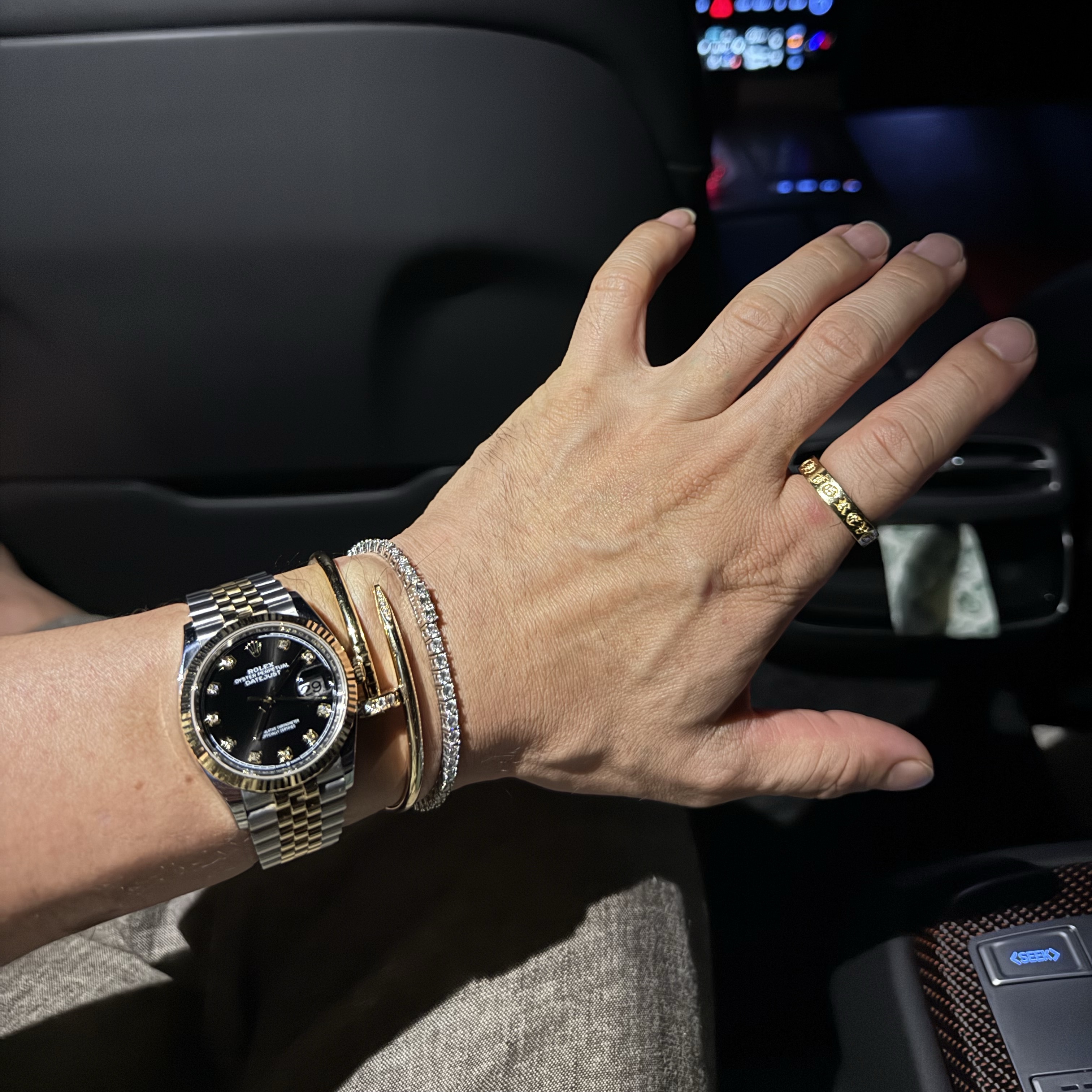 Rolex Datejust 126233 Black 10P Jubilee No. 7923, Cartier Juste un Clou Bracelet Small Yellow Gold Diamonds 착용 스타일
