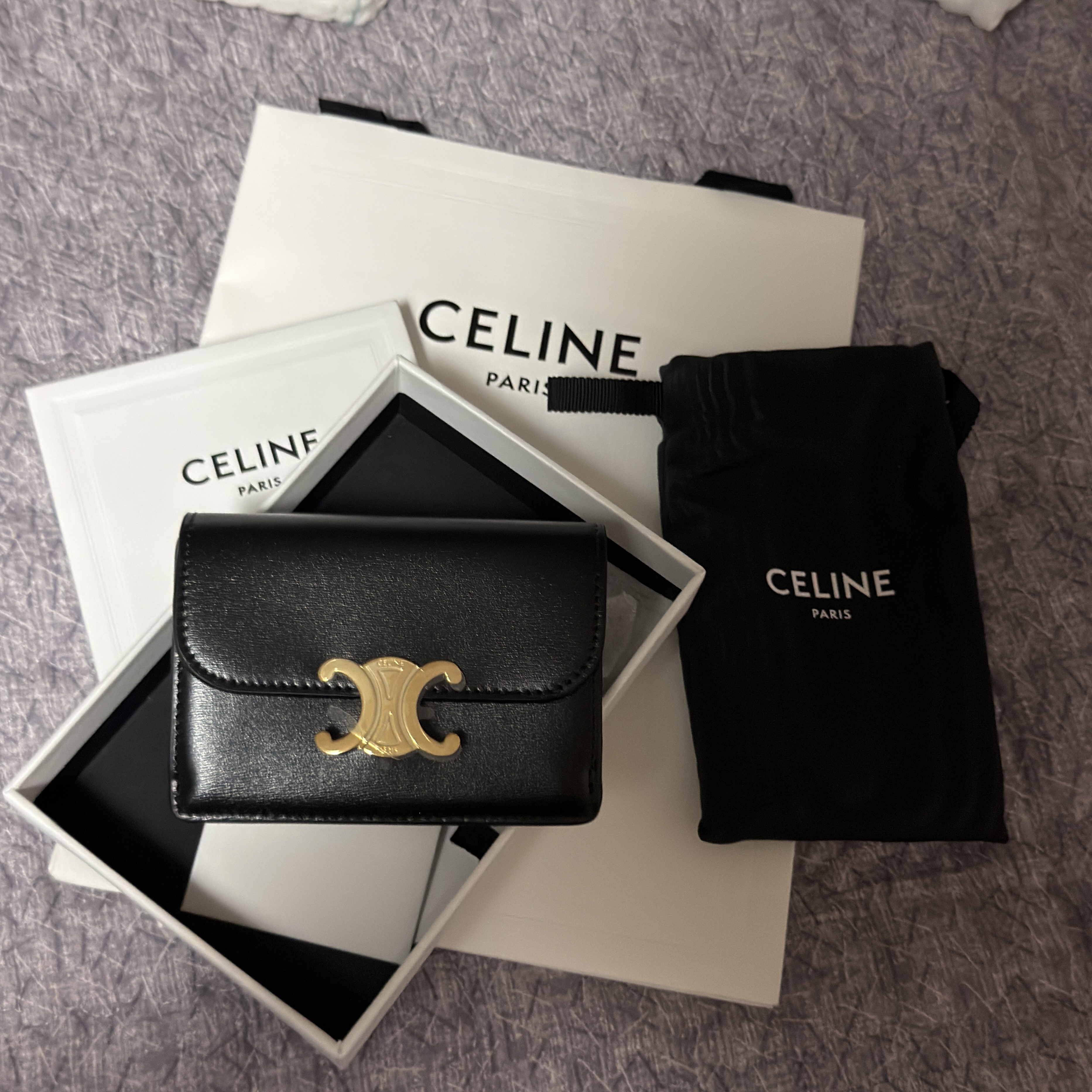 Celine Card Holder with Flap in Shiny Calfskin Black 착용 스타일 - 2