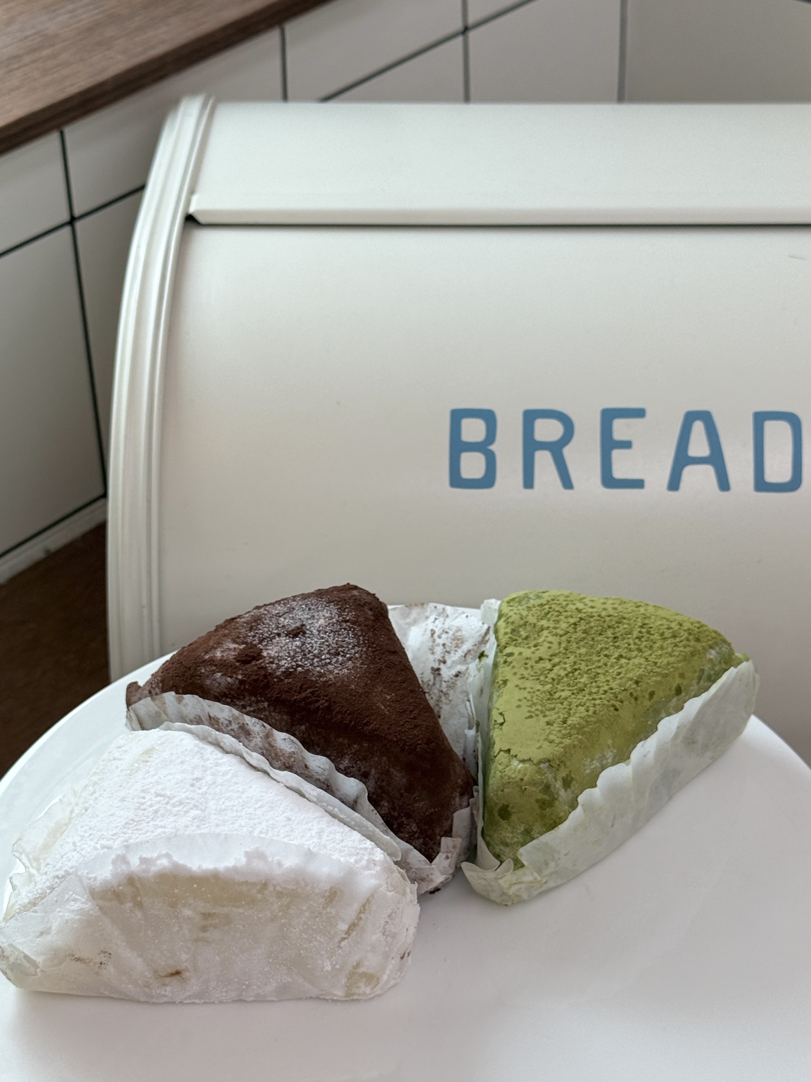 [KREAM 단독] What A Bread Mochi Cheesecake 착용 스타일 - 2