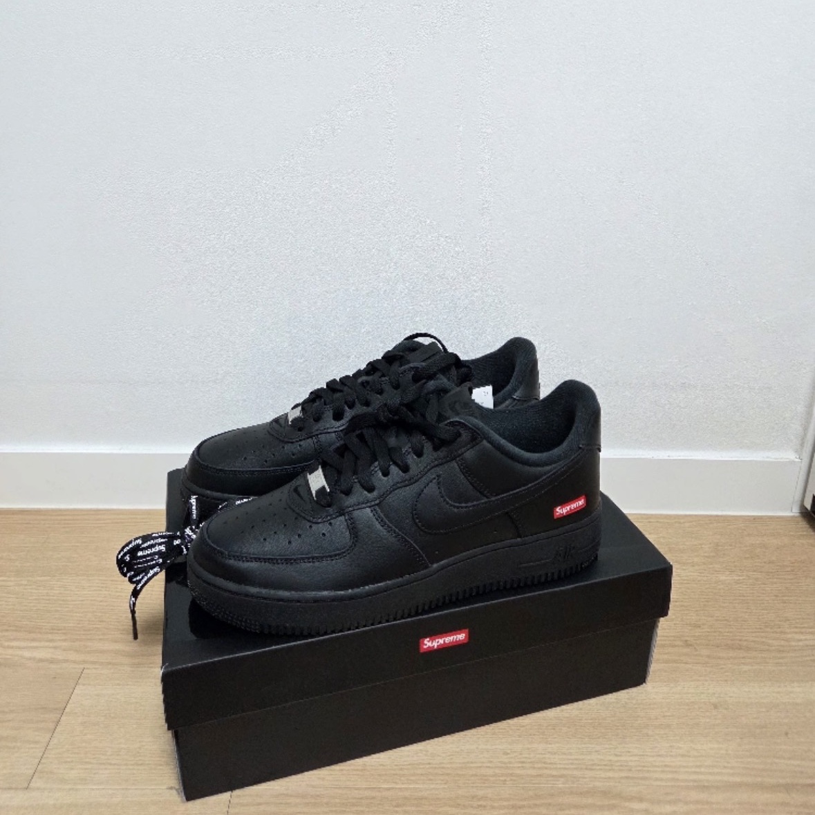 Nike x Supreme Air Force 1 Low Black 착용 스타일