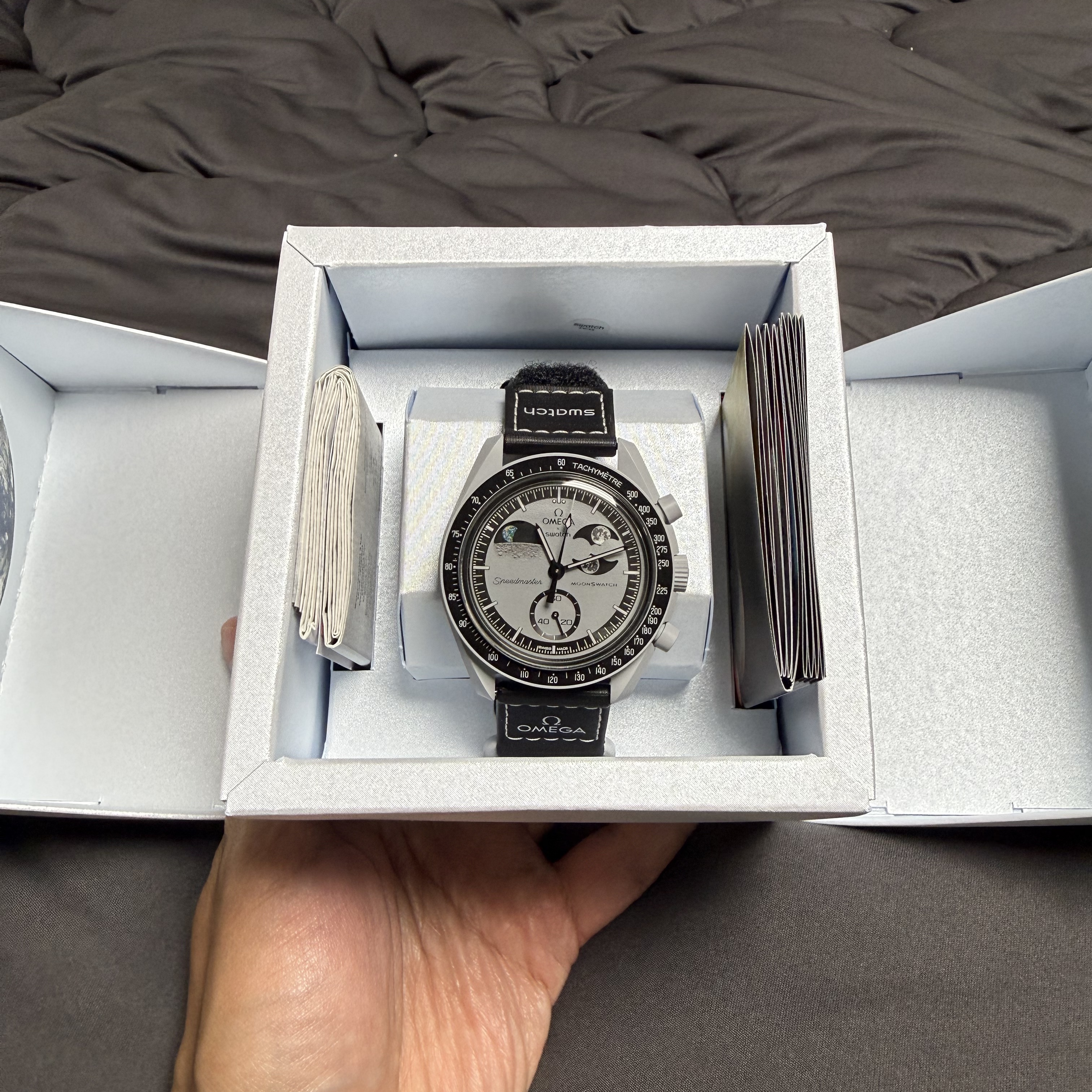 Swatch x Omega Bioceramic MoonSwatch Mission To Earthphase 착용 스타일 - 2