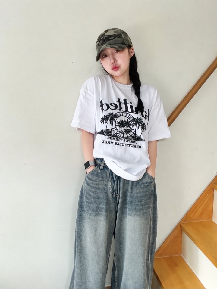 Knitted Pigment Palm Tree Graphic T-Shirt White, Knitted Pigment Palm Tree Graphic T-Shirt Black 착용 스타일