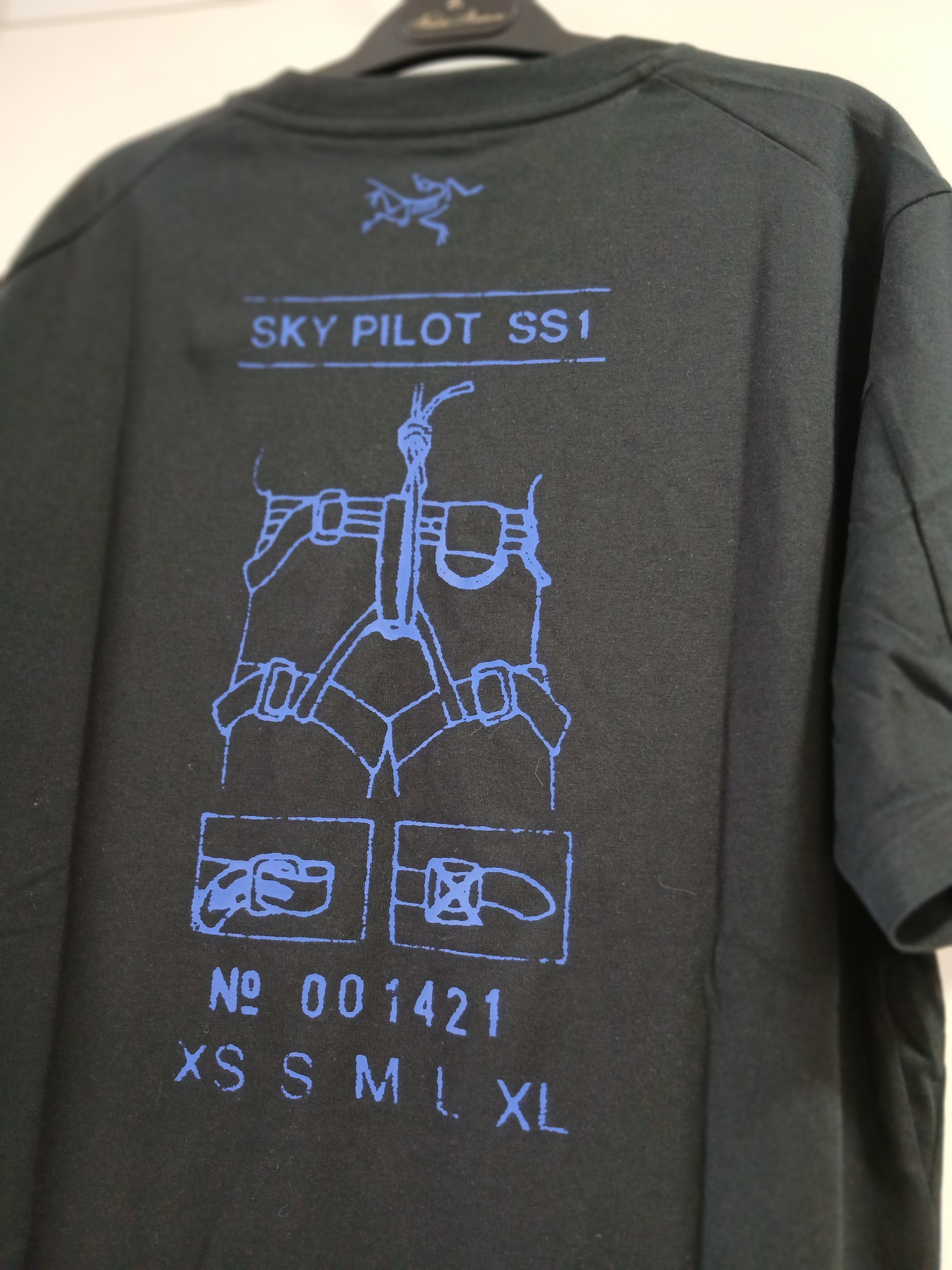 Arc'teryx Kragg SL Cotton Sky Pilot SS T-Shirt Black Fluidity 착용 스타일 - 2