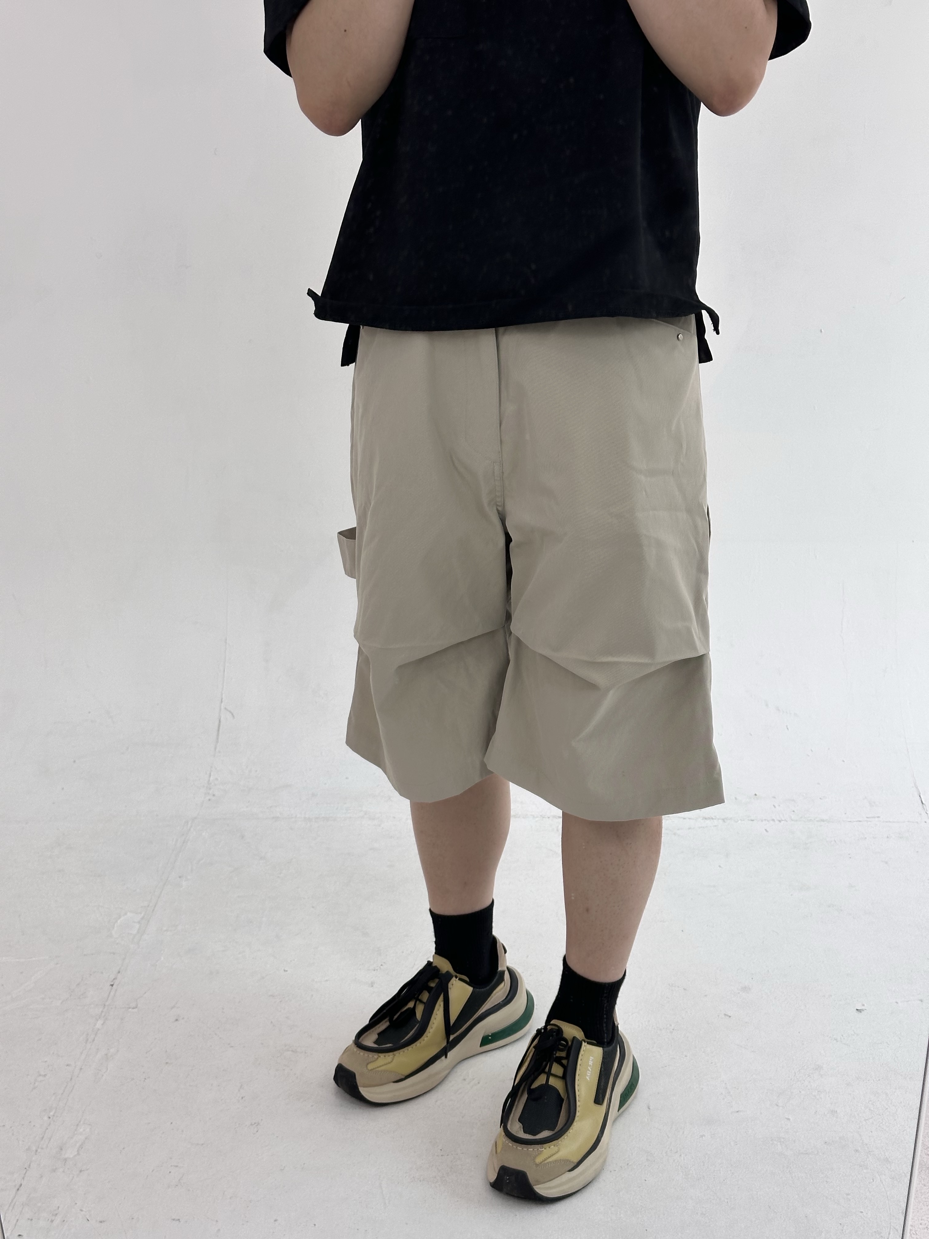 Nonnod Alpine Carpenter Shorts Beige, Prada Brushed Leather Sneakers with Bike Fabric and Suede Elements Vanilla Anthracite 착용 스타일 - 2