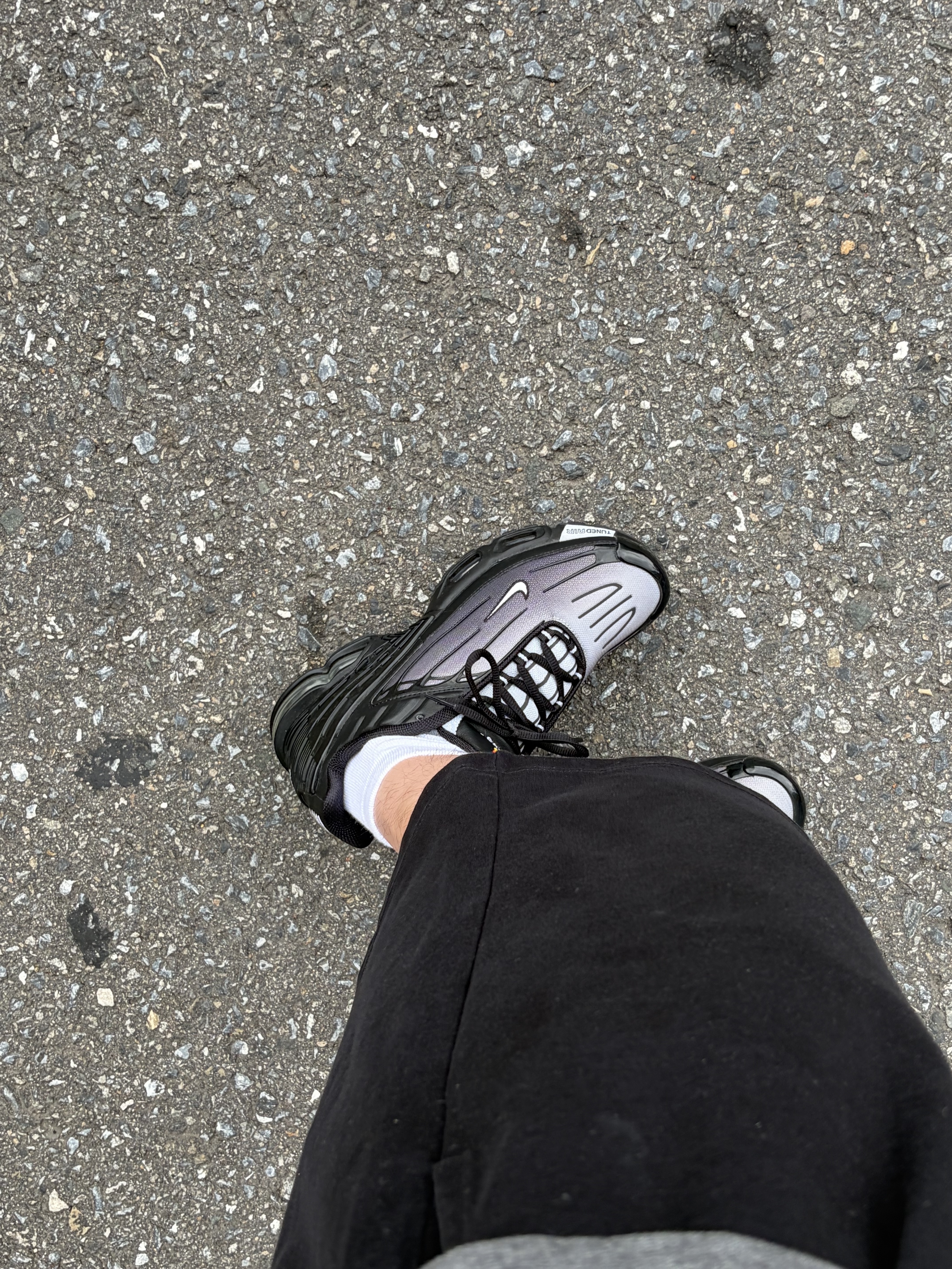 Nike Air Max Plus 3 Black Wolf Grey 착용 스타일