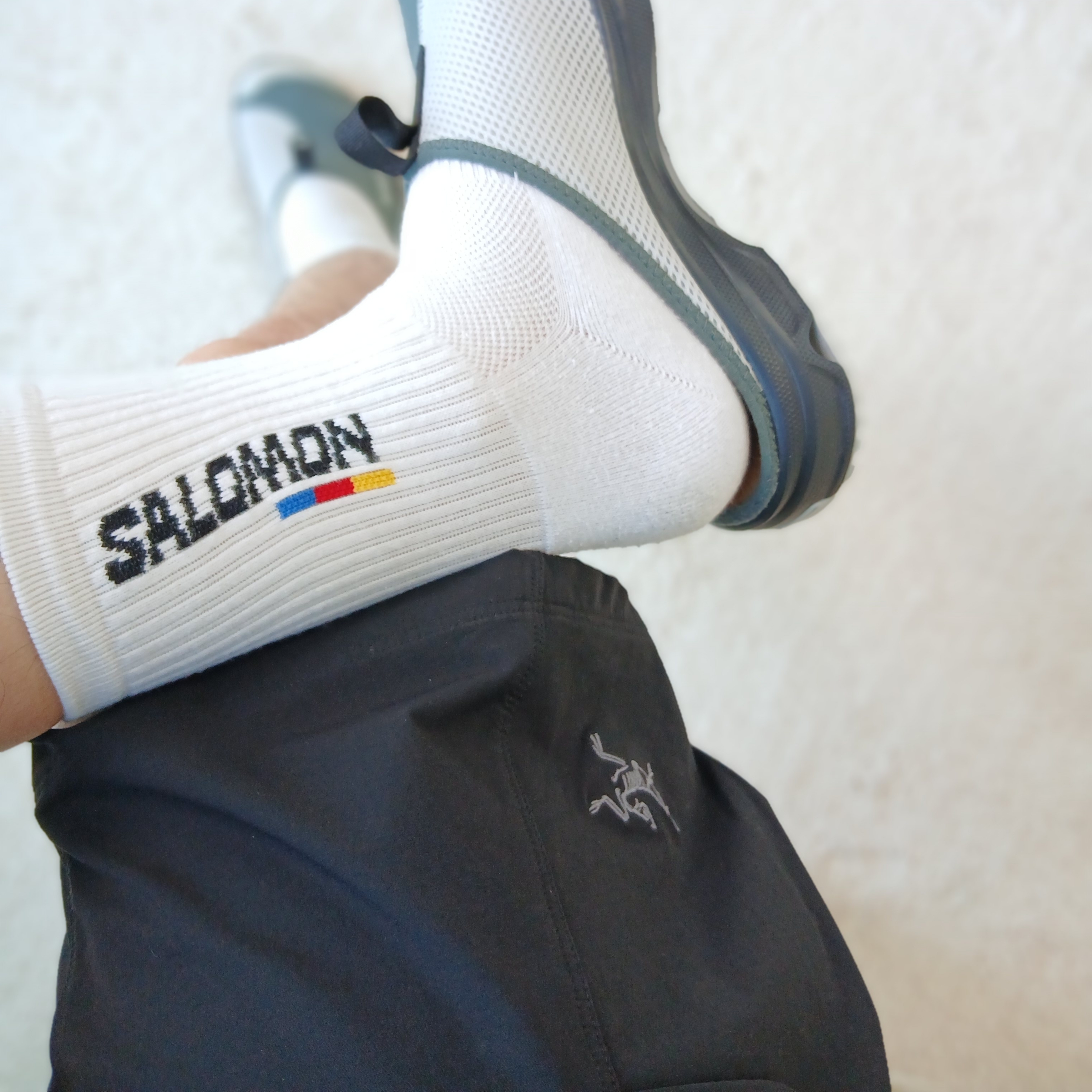 Salomon RX Slide 3.0 Urban Chic Lunar Rock, Salomon Everyday Crew Socks White (3 Pack) 착용 스타일 - 4