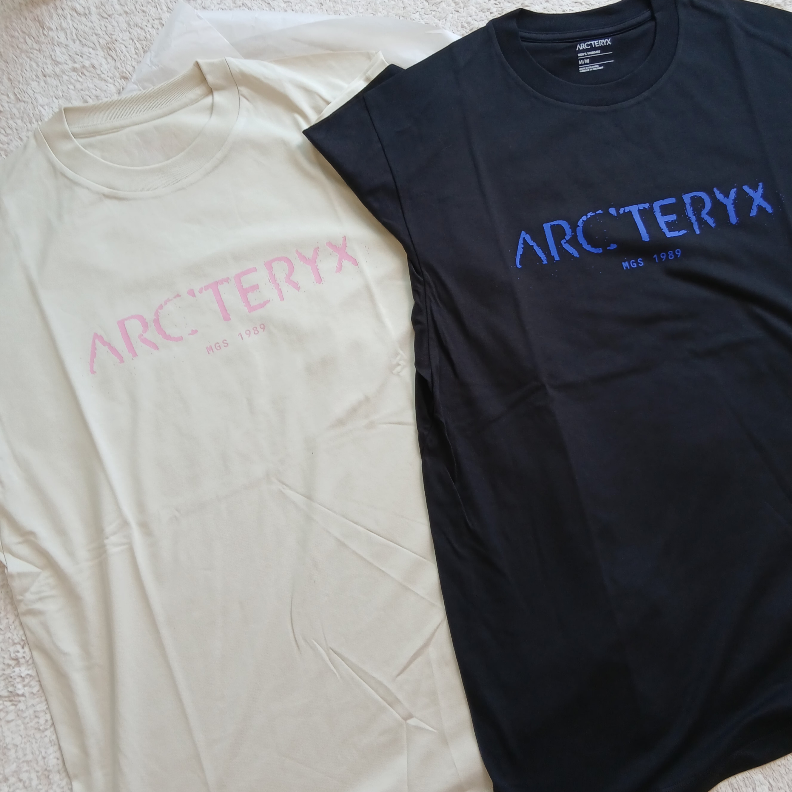 Arc'teryx Kragg SL Cotton Sky Pilot SS T-Shirt Black Fluidity, Arc'teryx Kragg SL Cotton Sky Pilot SS T-Shirt Sea Salt Pineberry 착용 스타일 - 2