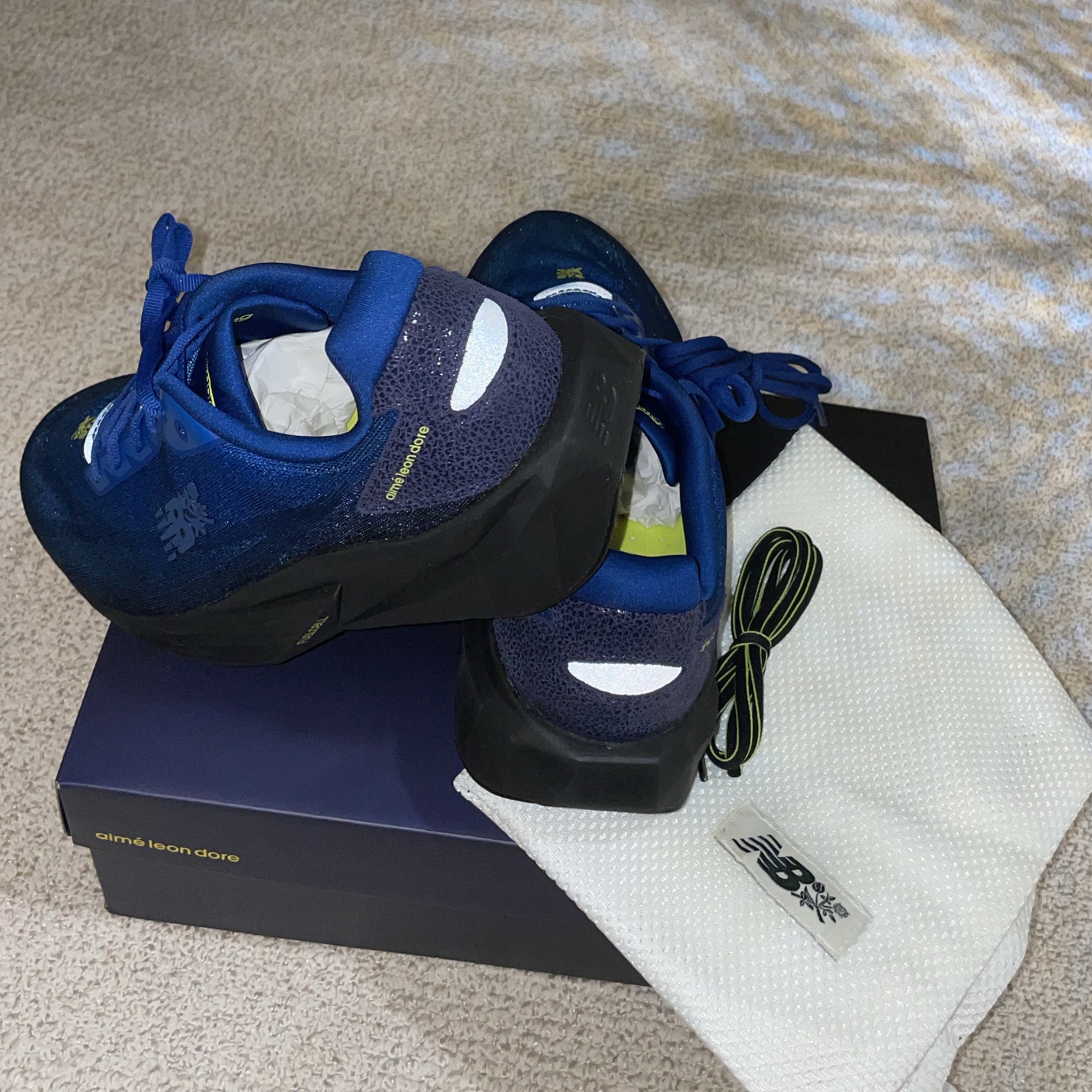 New Balance x Aime Leon Dore FuelCell Rebel v5 Blue Neon Black 착용 스타일 - 2