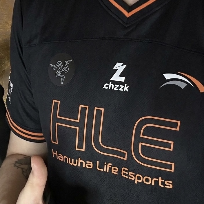 Hanwha Life Esports 2026 HLE Authentic Uniform Black (Non Marking Ver.) 착용 스타일
