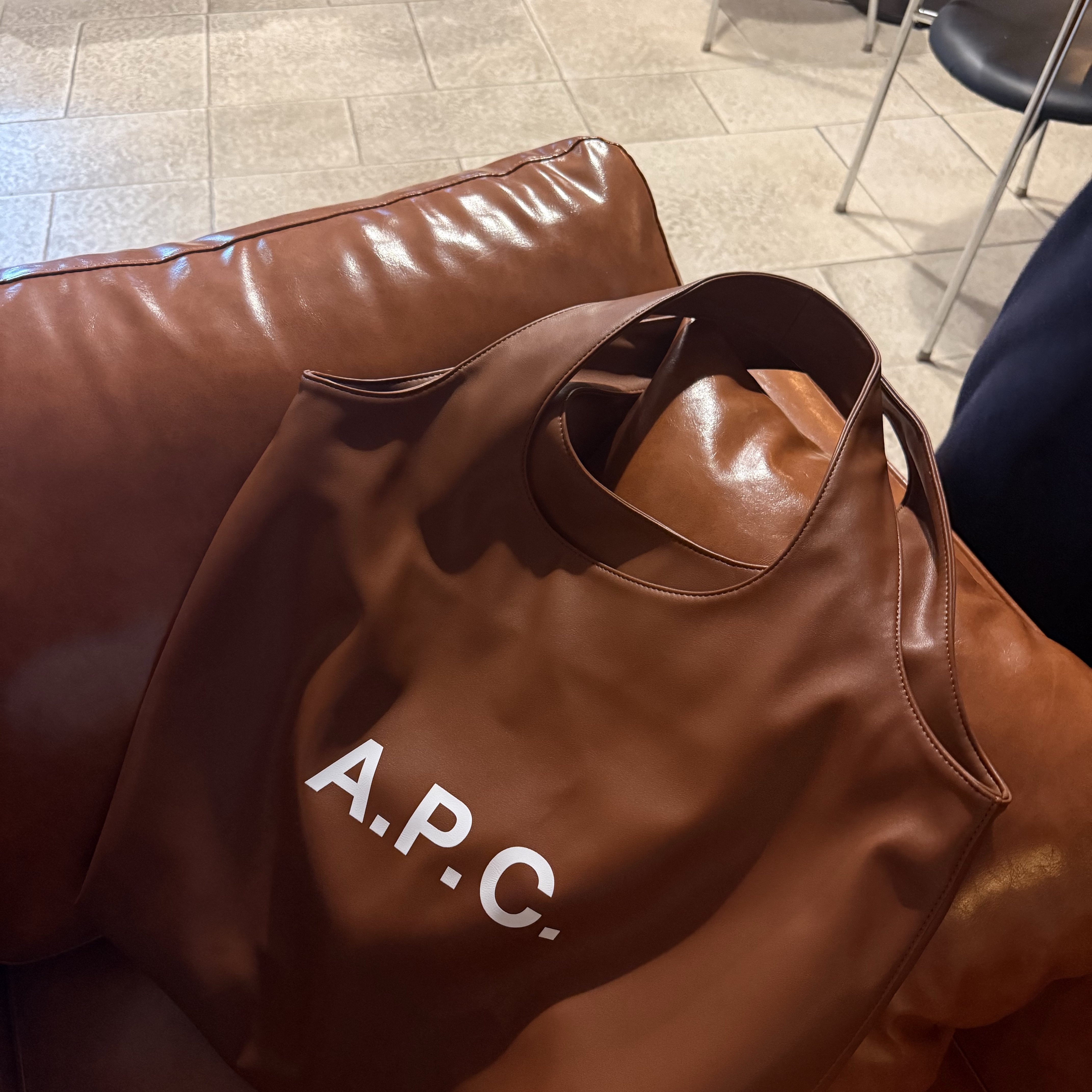 A.P.C. Ninon Tote Bag Nut Brown 착용 스타일
