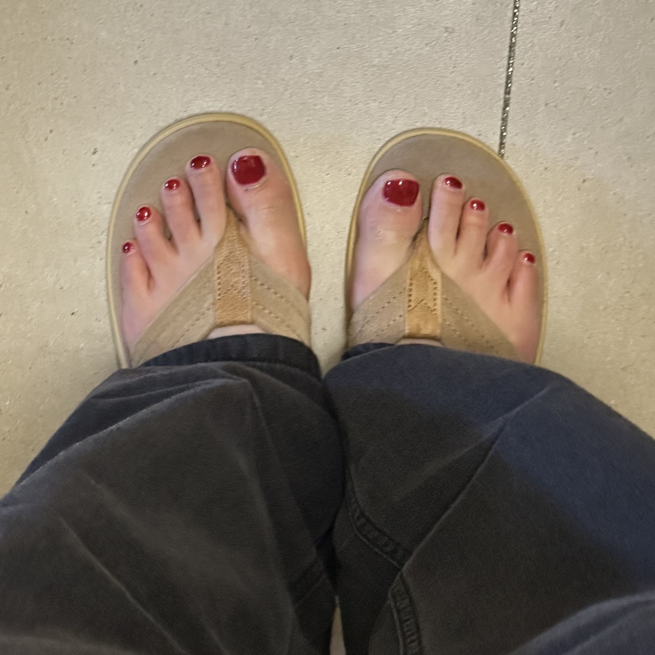 Island Slipper Classic Ultimate Suede Taupe Tan 착용 스타일 - 1