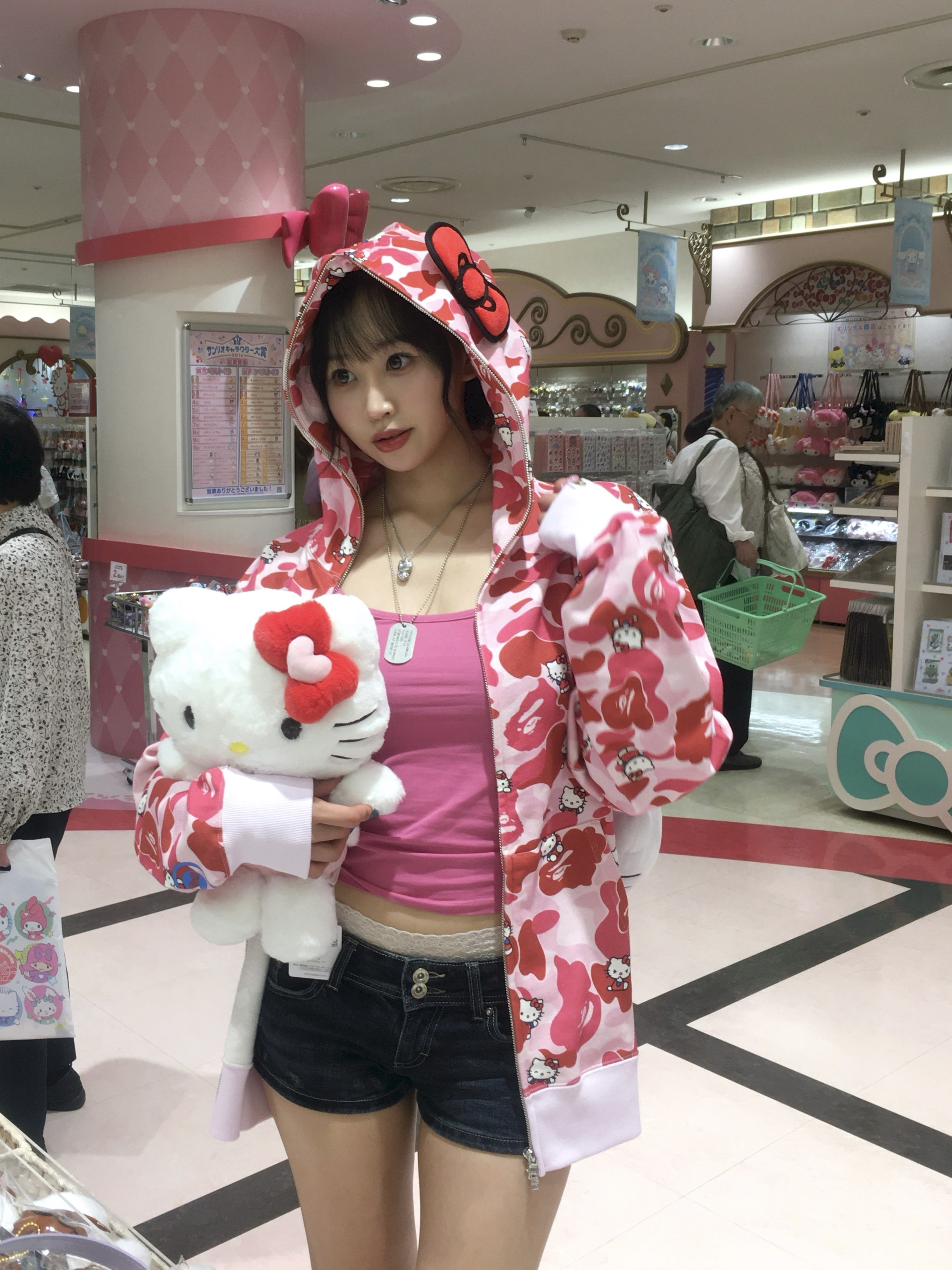 (W) BAPE x Sanrio Characters Hello Kitty Camo Full Zip Hoodie Pink 착용 스타일 - 6