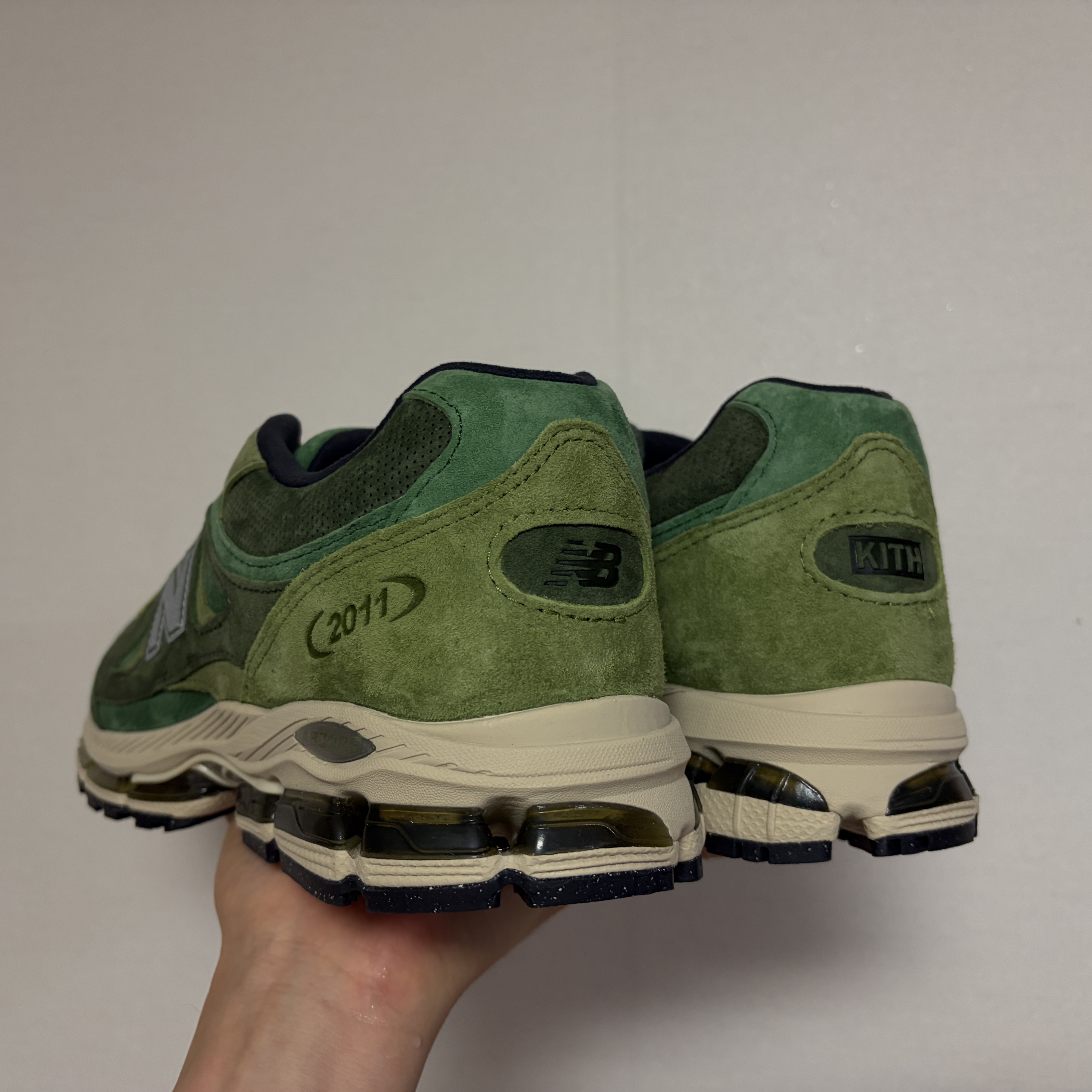 New Balance x Kith Ronnie Fieg 2011 Juniper Bronze Green 착용 스타일 - 3