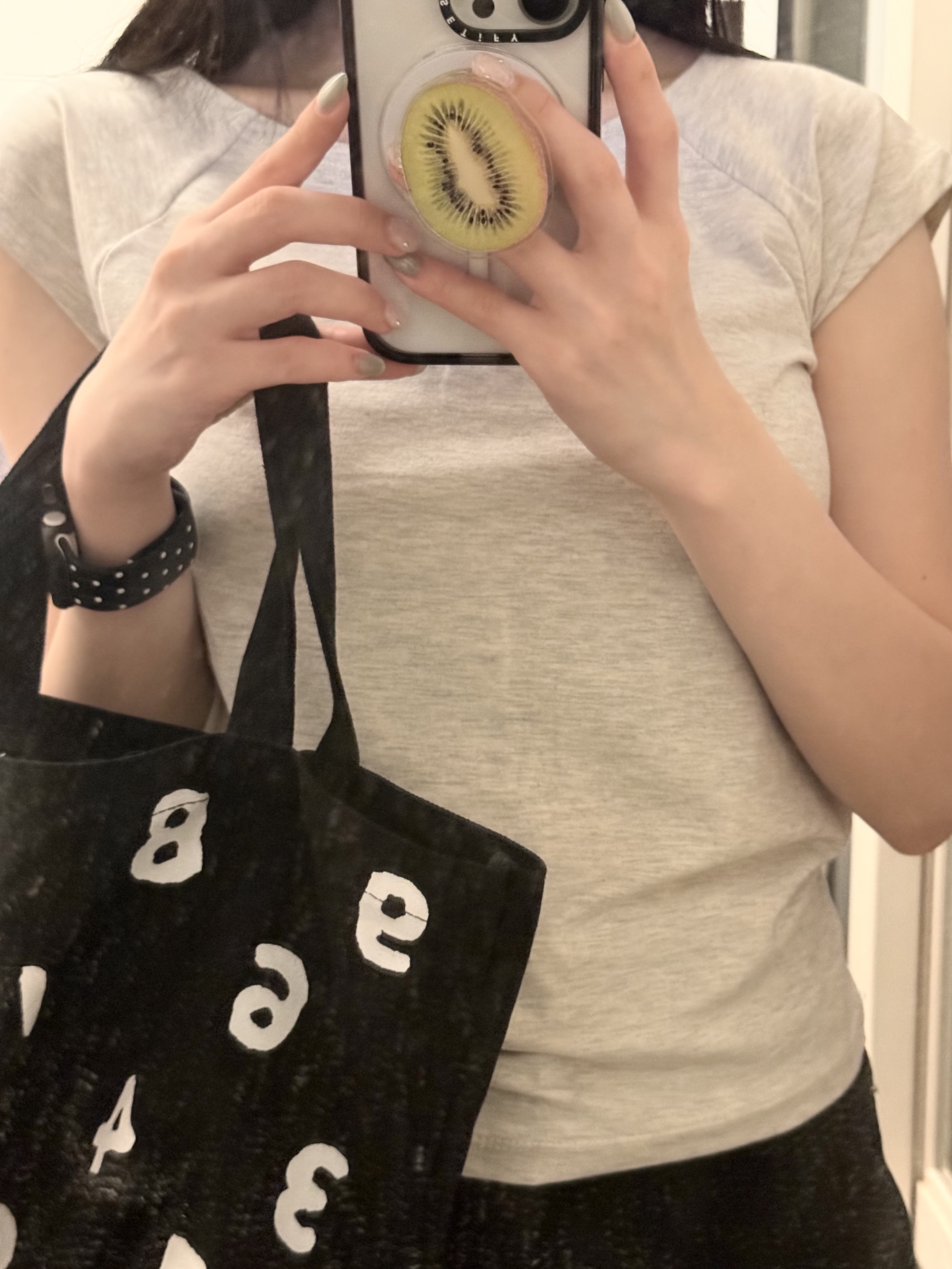 Sou Sou Promotion Canvas Small Tote Bag Black, Casetify iPhone Custom Magsafe Compatible Impact Case Black 착용 스타일