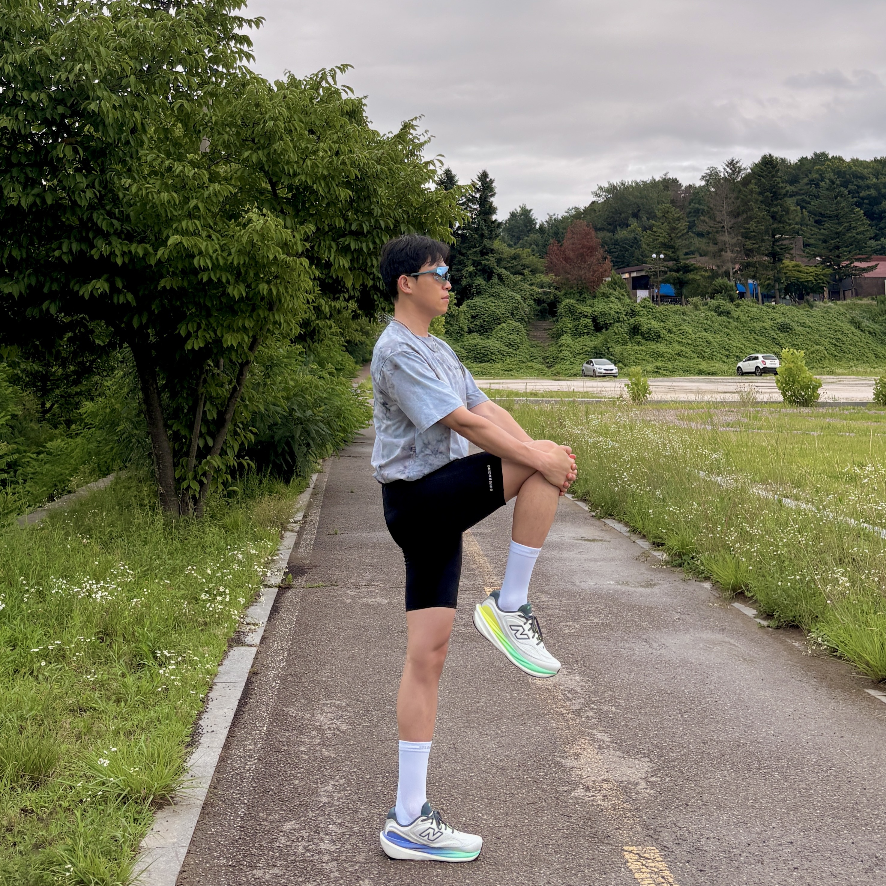 Salomon Dynamic Run Short SleeveTee Melange Grey, New Balance 1080v15 Reflection Graphite  - 2E Wide 착용 스타일 - 3