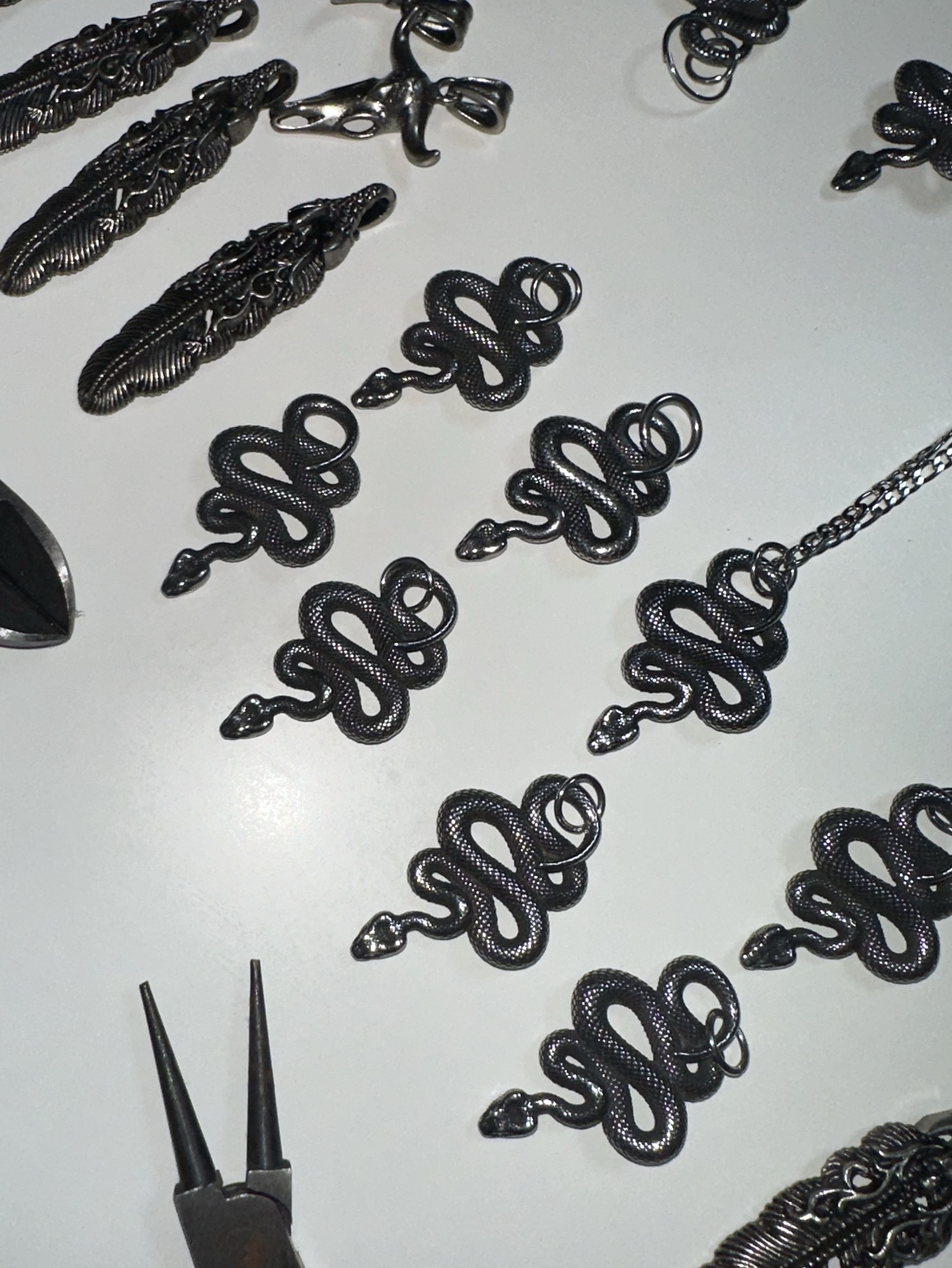 AX CONNECTION Snake Pendant Chain Necklace, AX CONNECTION Feather Pendant Square Chain Necklace 착용 스타일