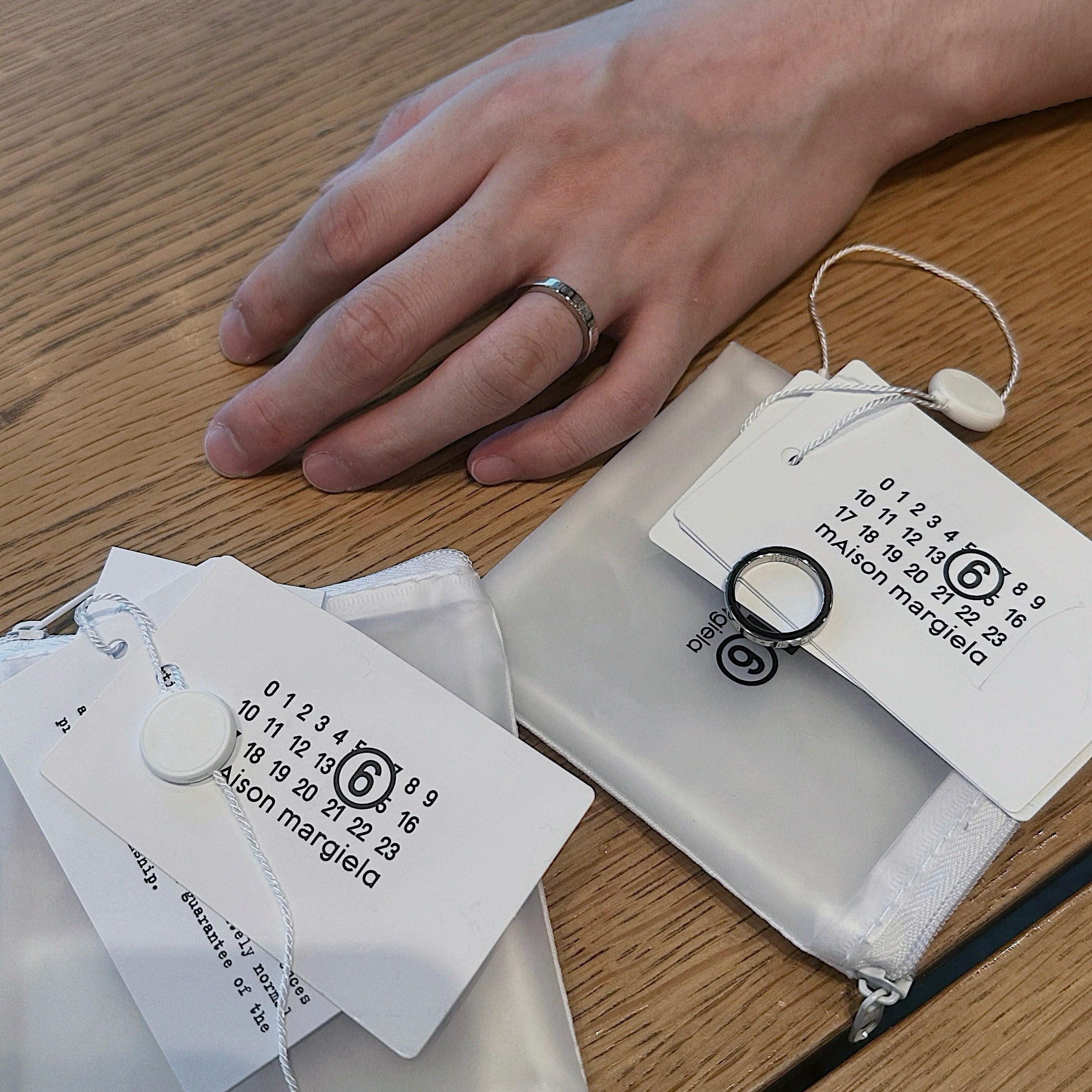 (W) MM6 Maison Margiela Numeric Minimal Signature Ring Silver Palladium 착용 스타일