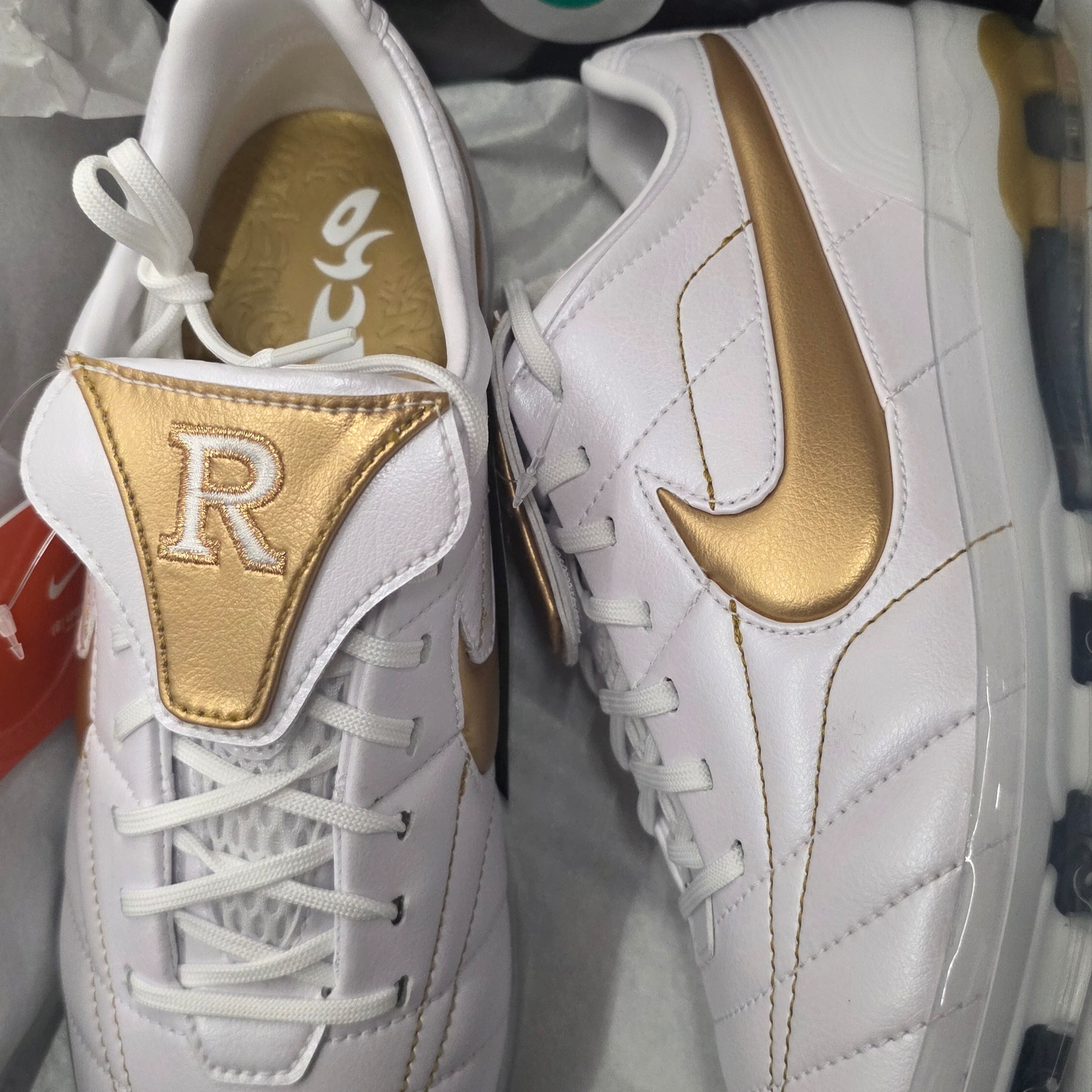 Nike Cryoshot Tiempo Legend R10 OG White and Metallic Gold 착용 스타일