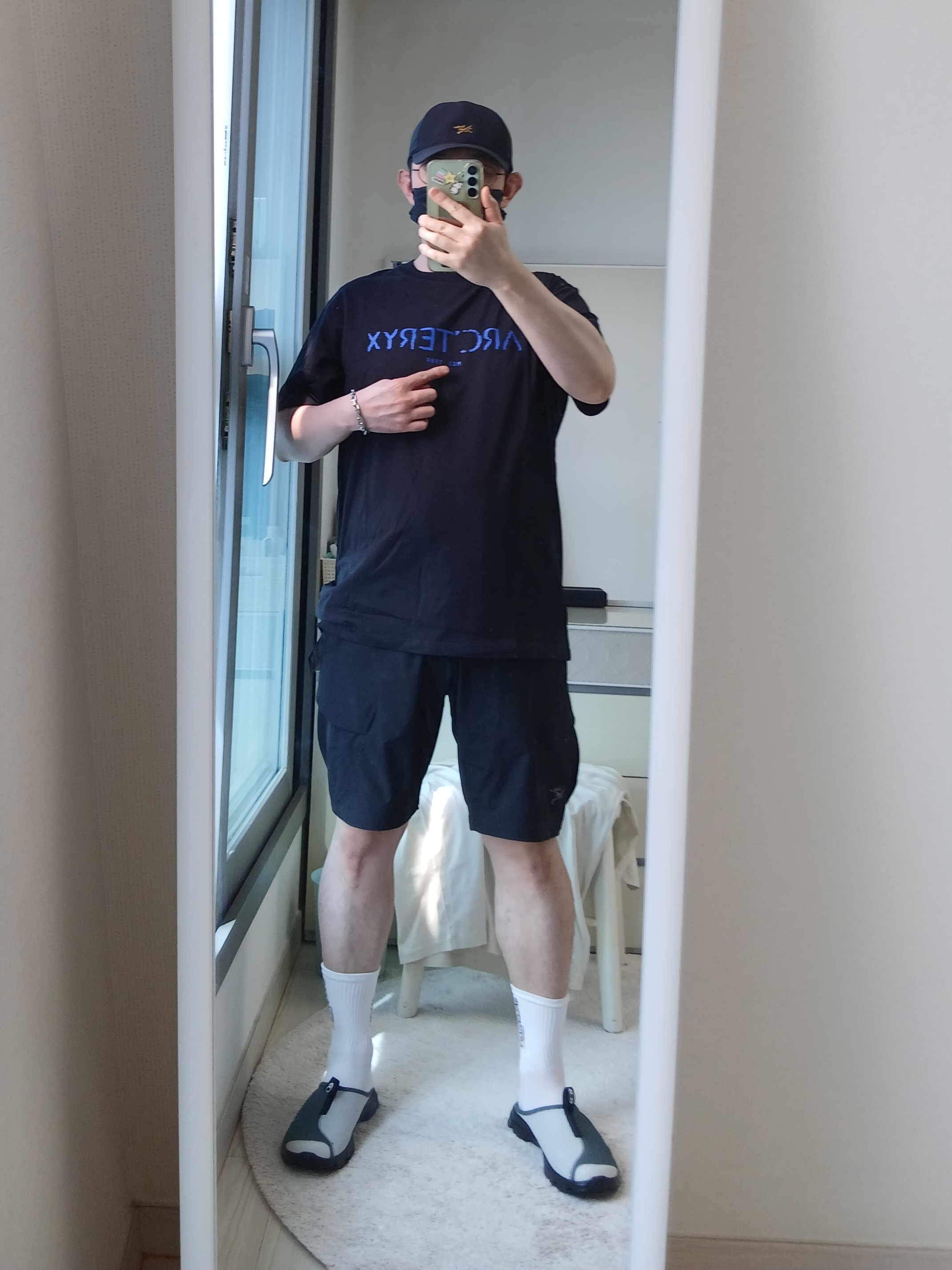 Salomon RX Slide 3.0 Urban Chic Lunar Rock, Arc'teryx Rampart Shorts 9 Inch Black 착용 스타일 - 4