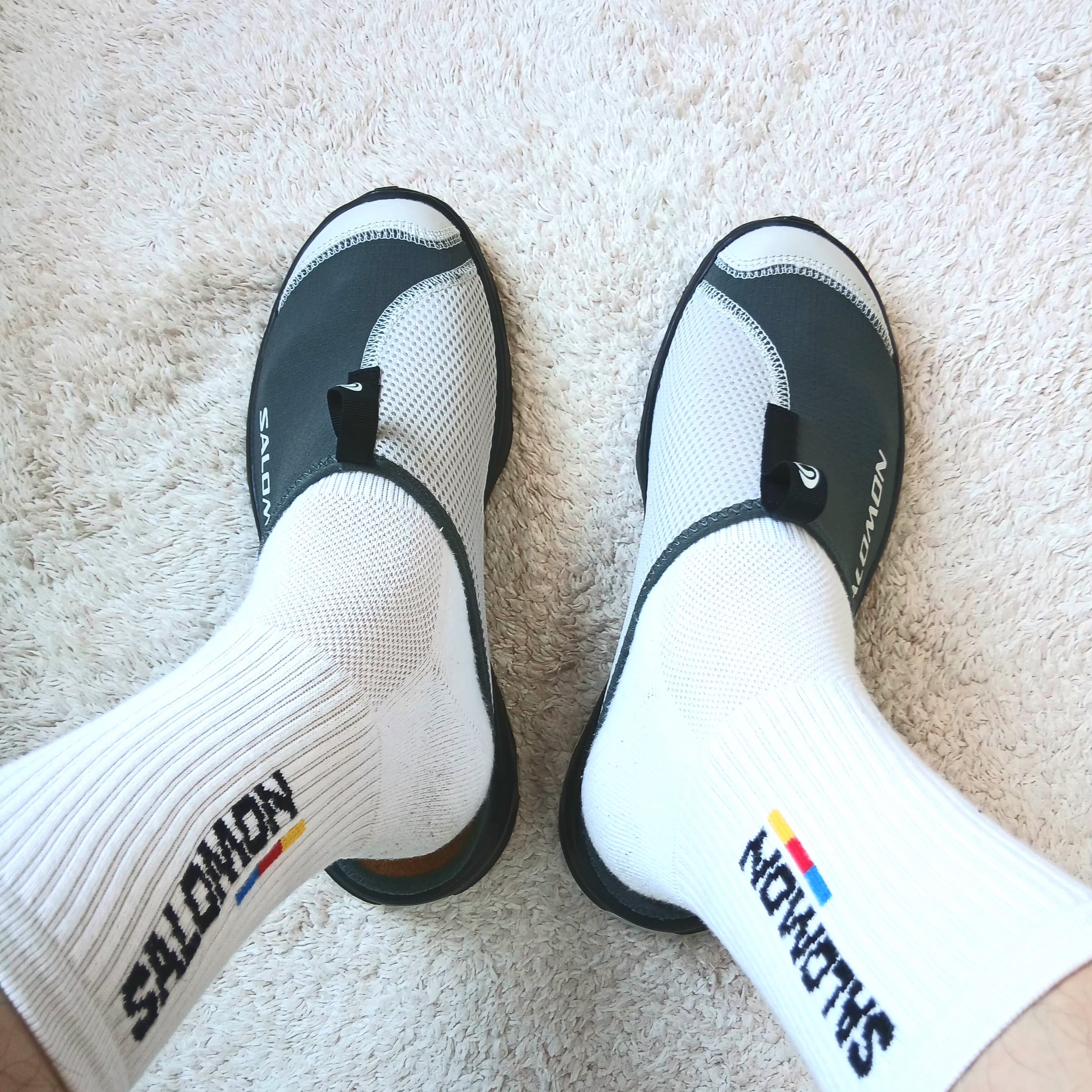Salomon RX Slide 3.0 Urban Chic Lunar Rock, Salomon Everyday Crew Socks White (3 Pack) 착용 스타일 - 1