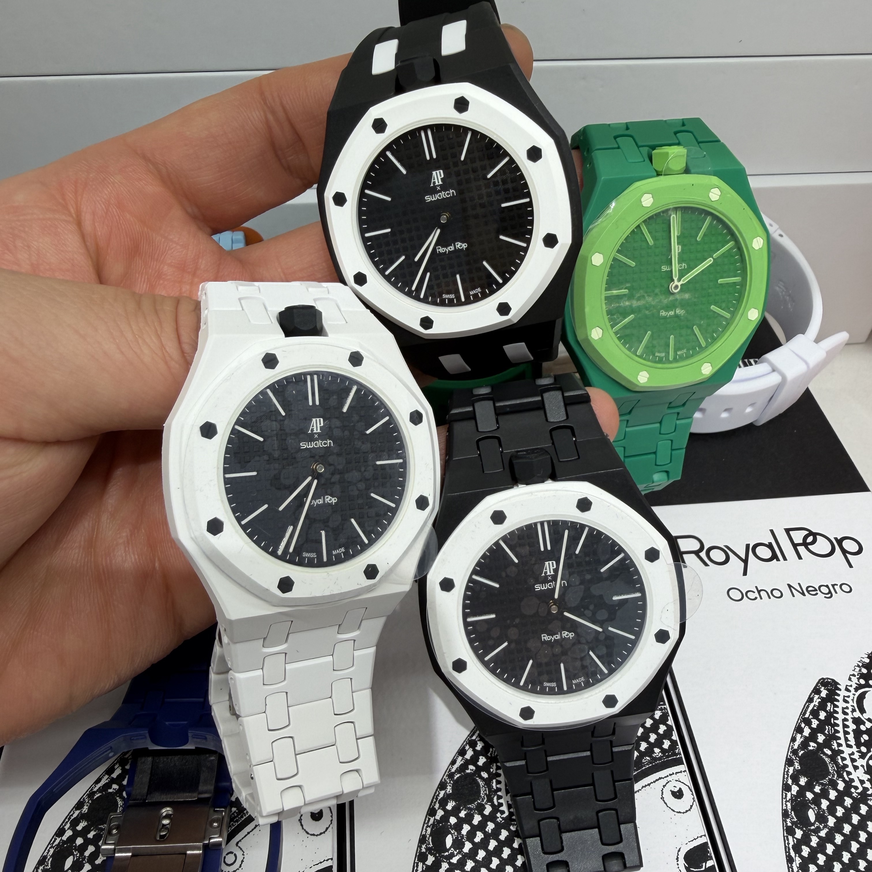 Swatch x Audemars Piguet Bioceramic Royal Pop Ocho Negro, Swatch x Audemars Piguet Bioceramic Royal Pop Green Eight 착용 스타일