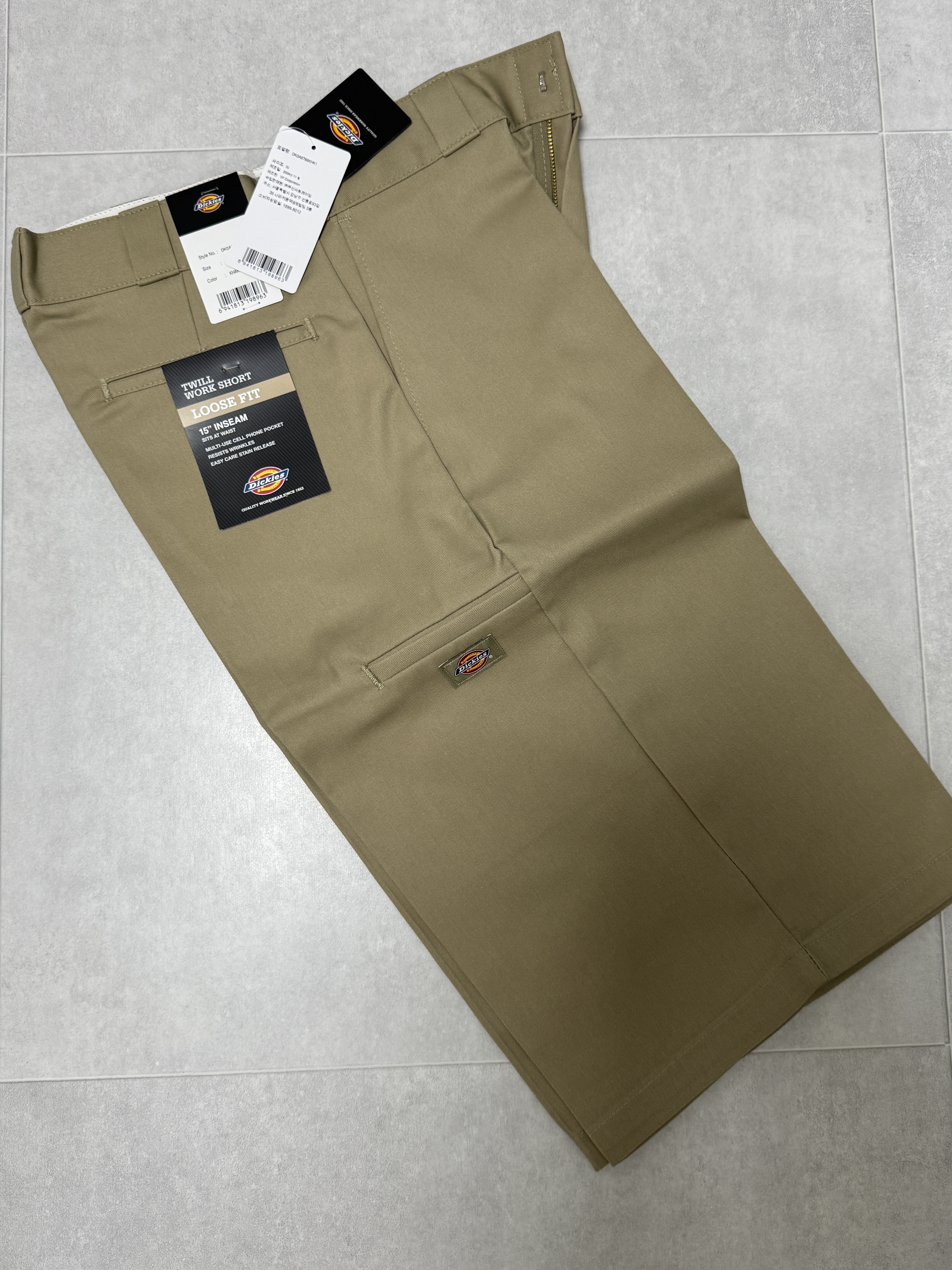 Dickies Loose Fit 13 Inch Flat Front Work Shorts Khaki 착용 스타일 - 2