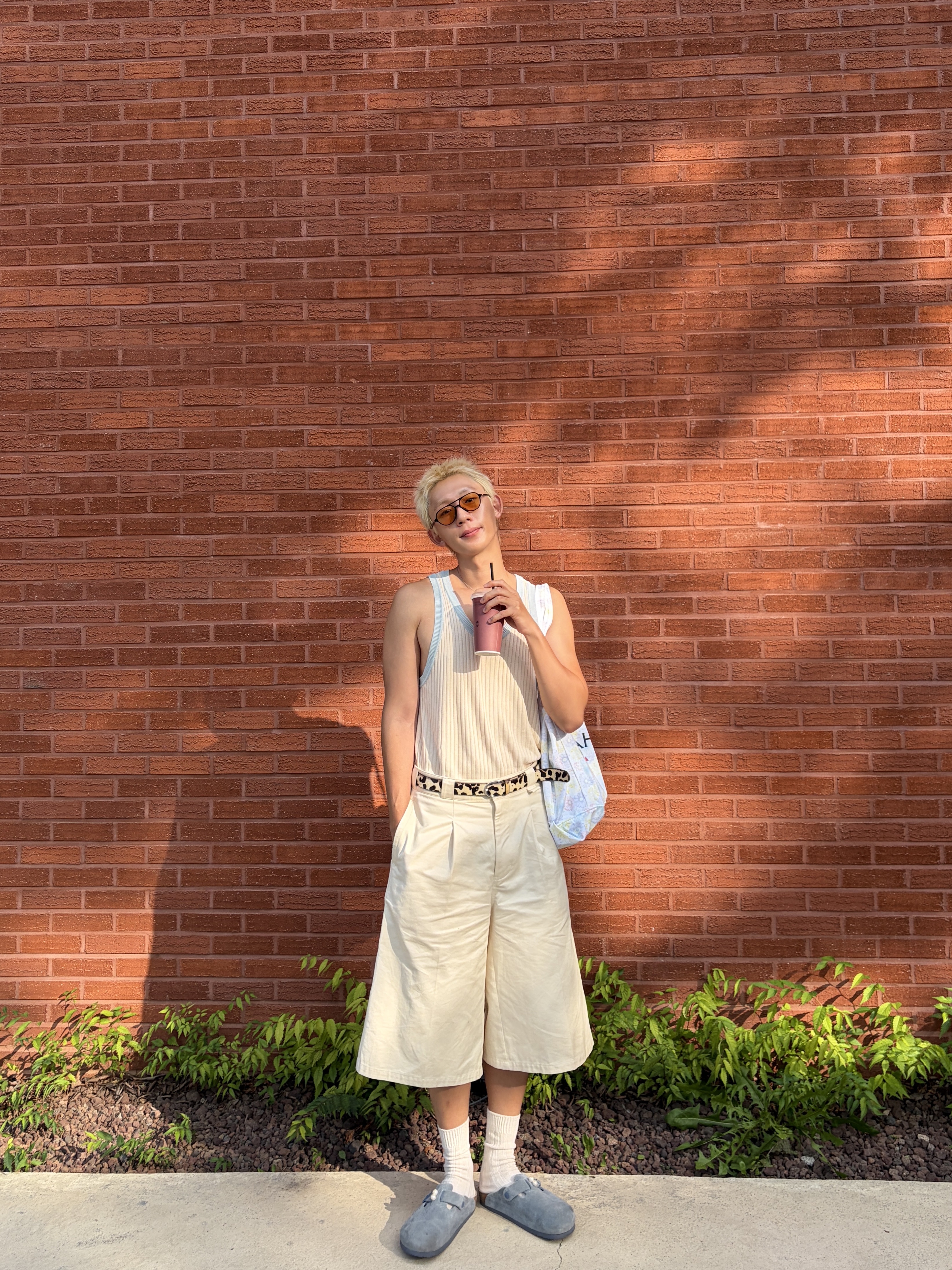 Birkenstock Boston Soft Footbed Suede Leather Elemental Blue - Regular, Zara x Willy Chavarria Wide Leg Pleated Bermuda Shorts Cream 착용 스타일 - 1