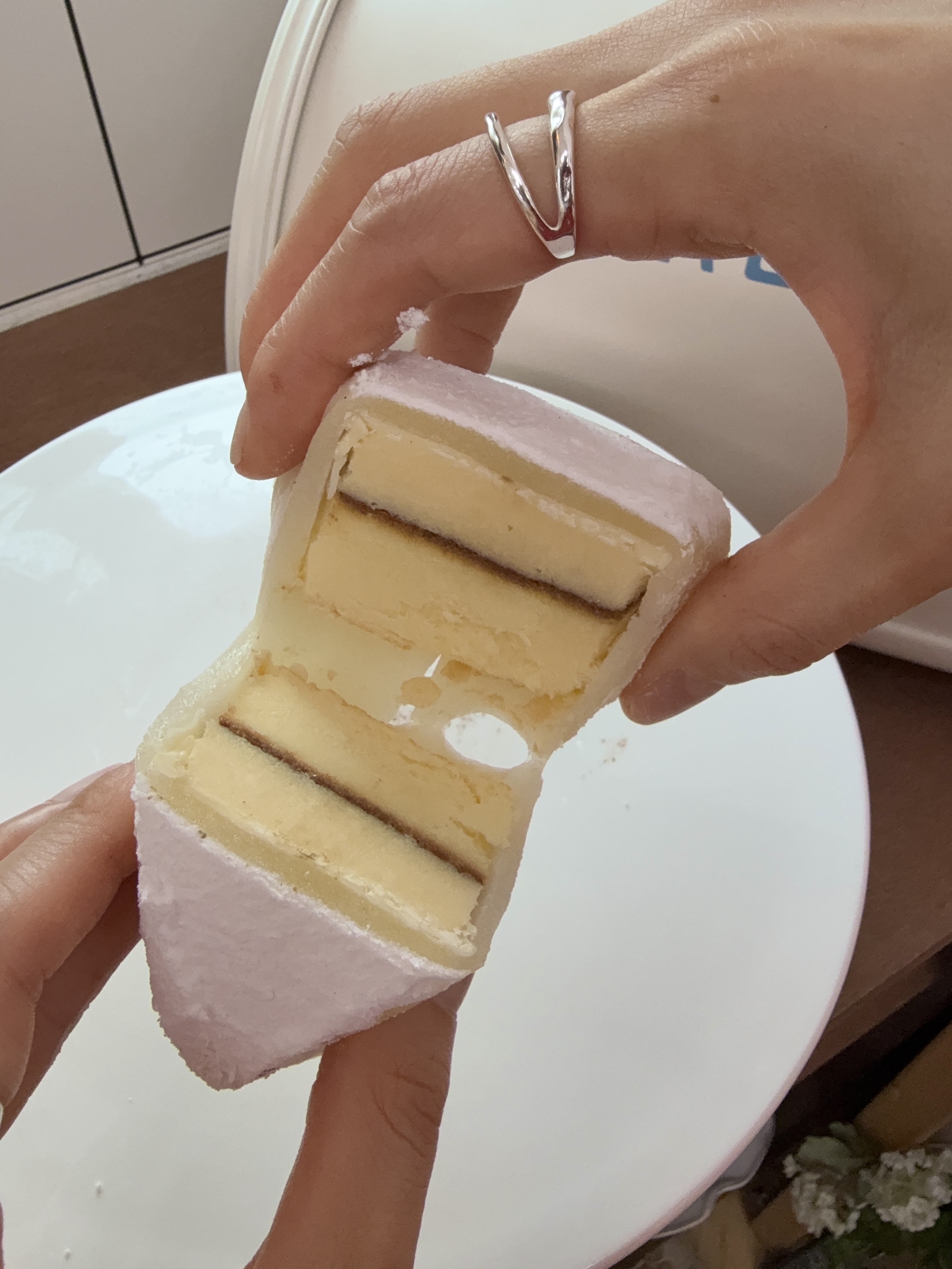 [KREAM 단독] What A Bread Mochi Cheesecake 착용 스타일 - 5