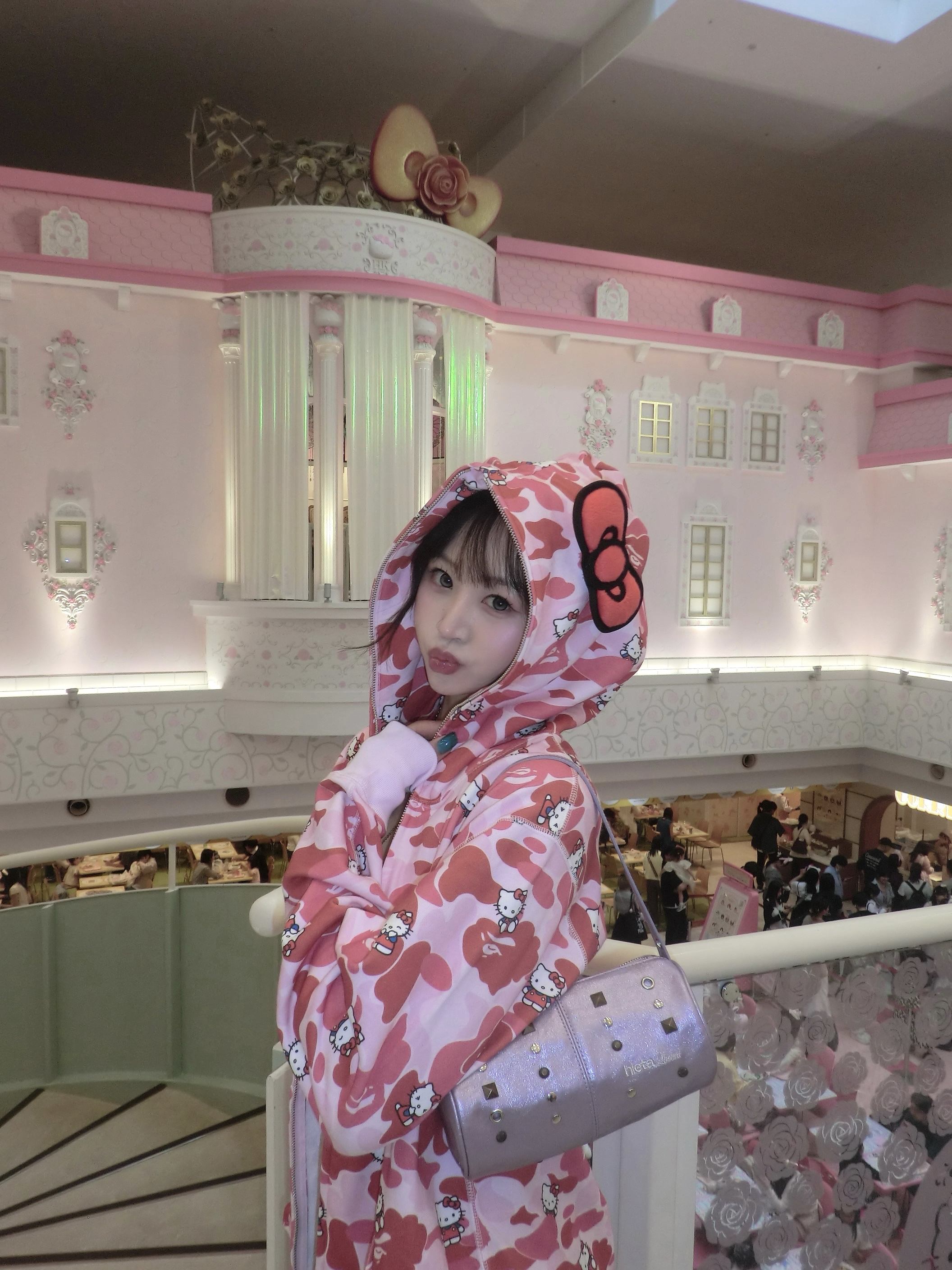 (W) BAPE x Sanrio Characters Hello Kitty Camo Full Zip Hoodie Pink 착용 스타일 - 2