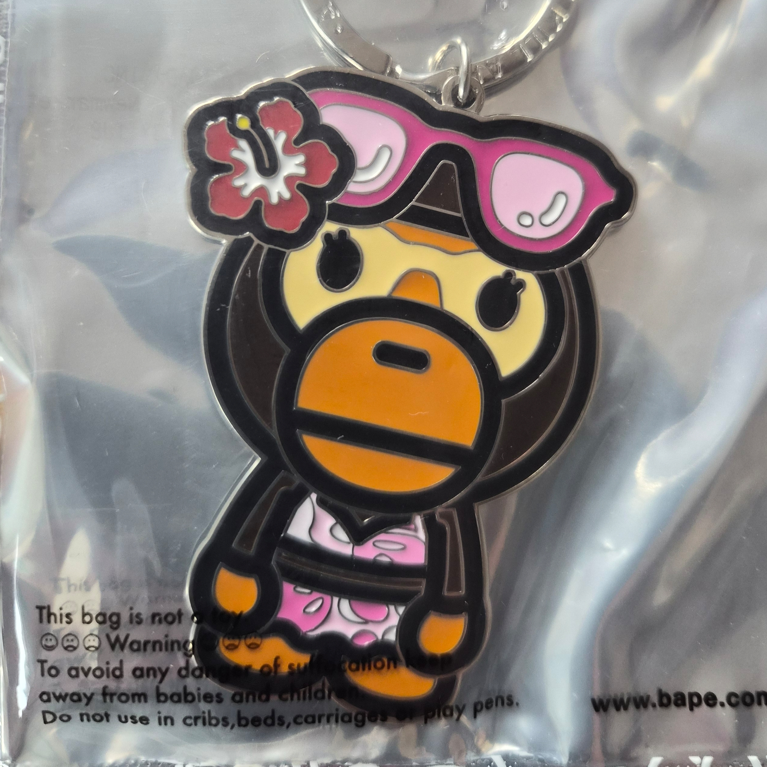 BAPE Baby Lisa Summer Metal Keychain Brown 착용 스타일