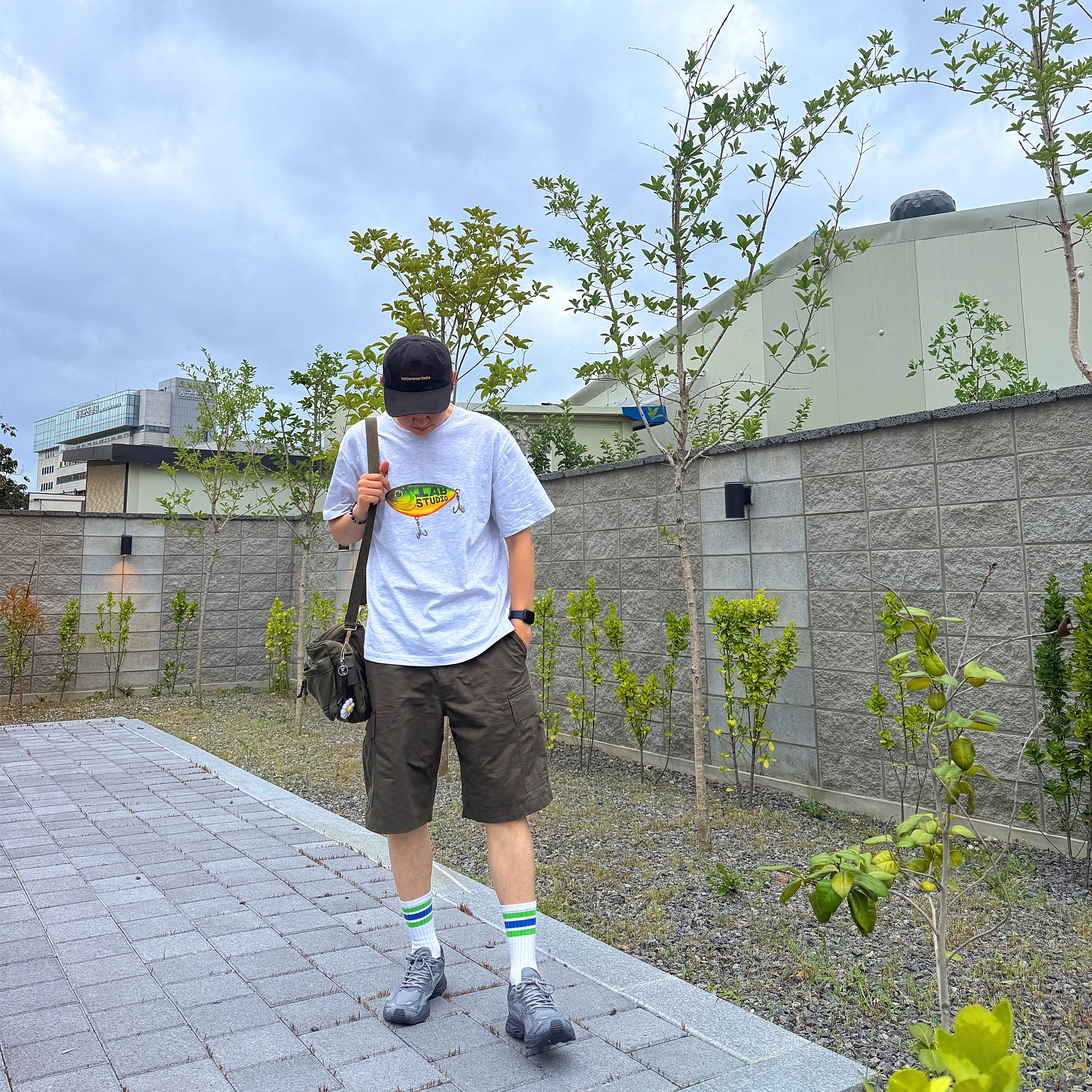 IAB Studio Lure T-shirt Light Gray, Porter Force Shoulder Bag Khaki 착용 스타일 - 1