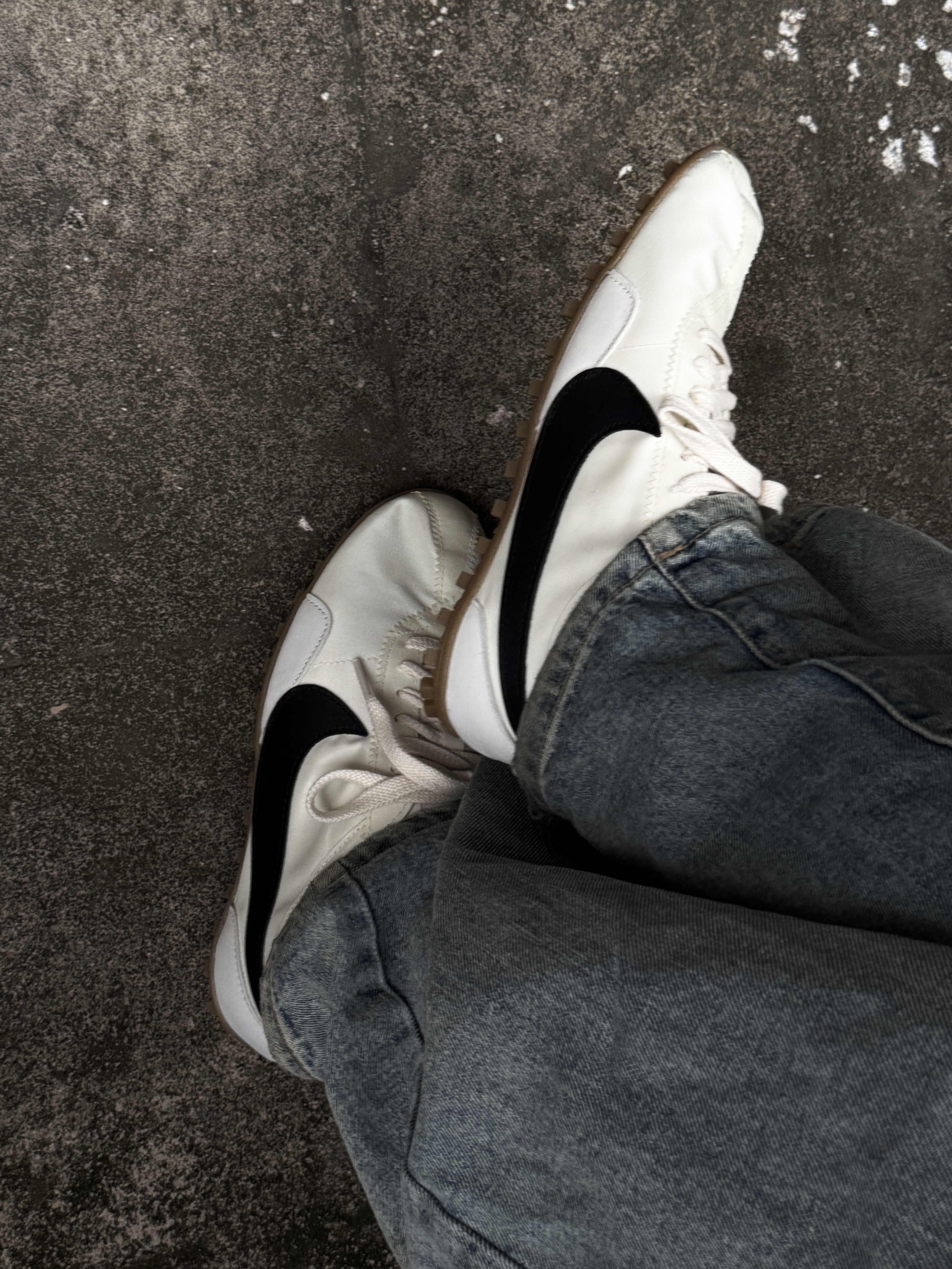(W) Nike Moon Shoe OG Sail Black 착용 스타일 - 2