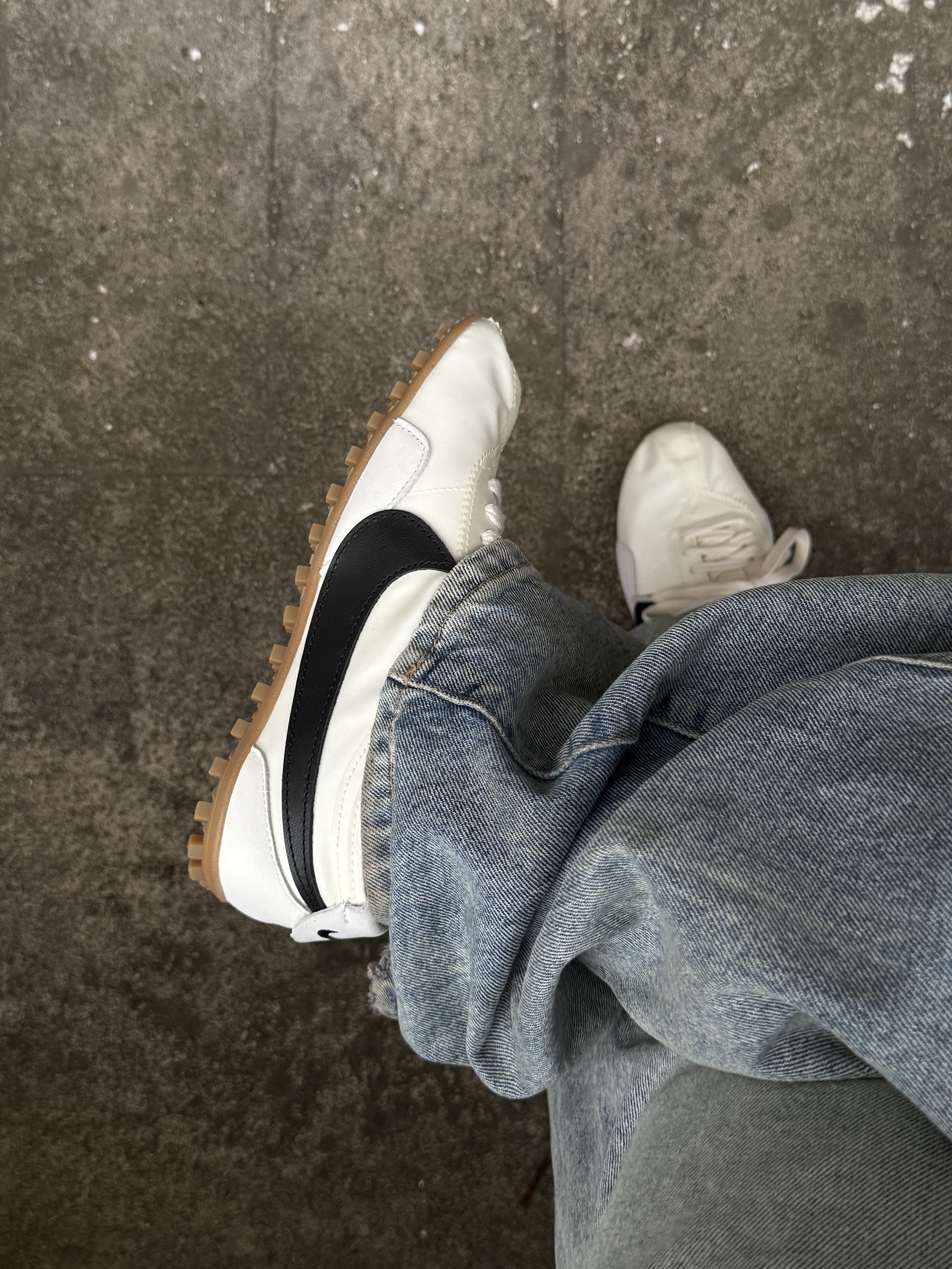 (W) Nike Moon Shoe OG Sail Black 착용 스타일 - 3